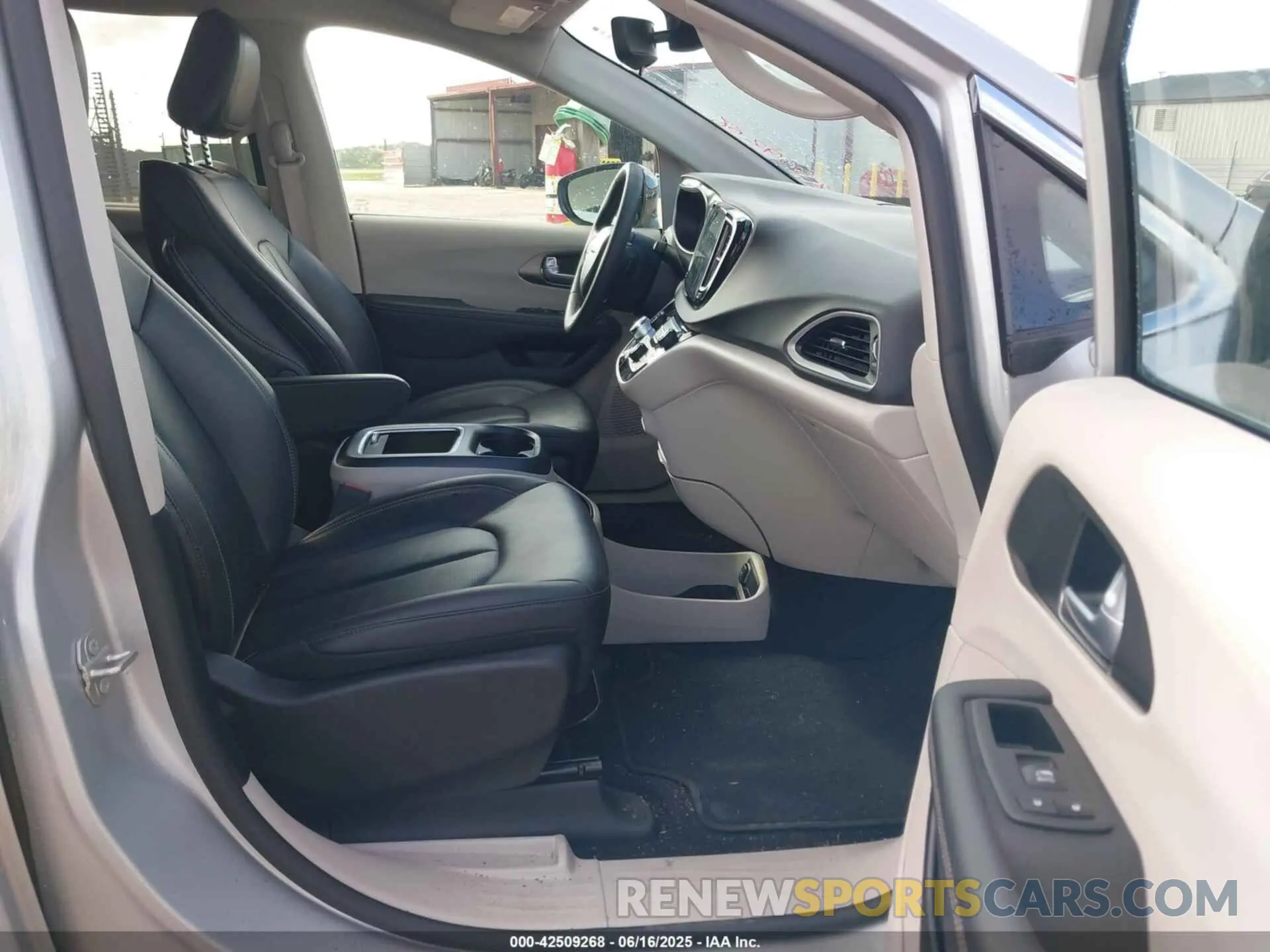 5 Photograph of a damaged car 2C4RC1BG5RR154544 CHRYSLER PACIFICA 2024