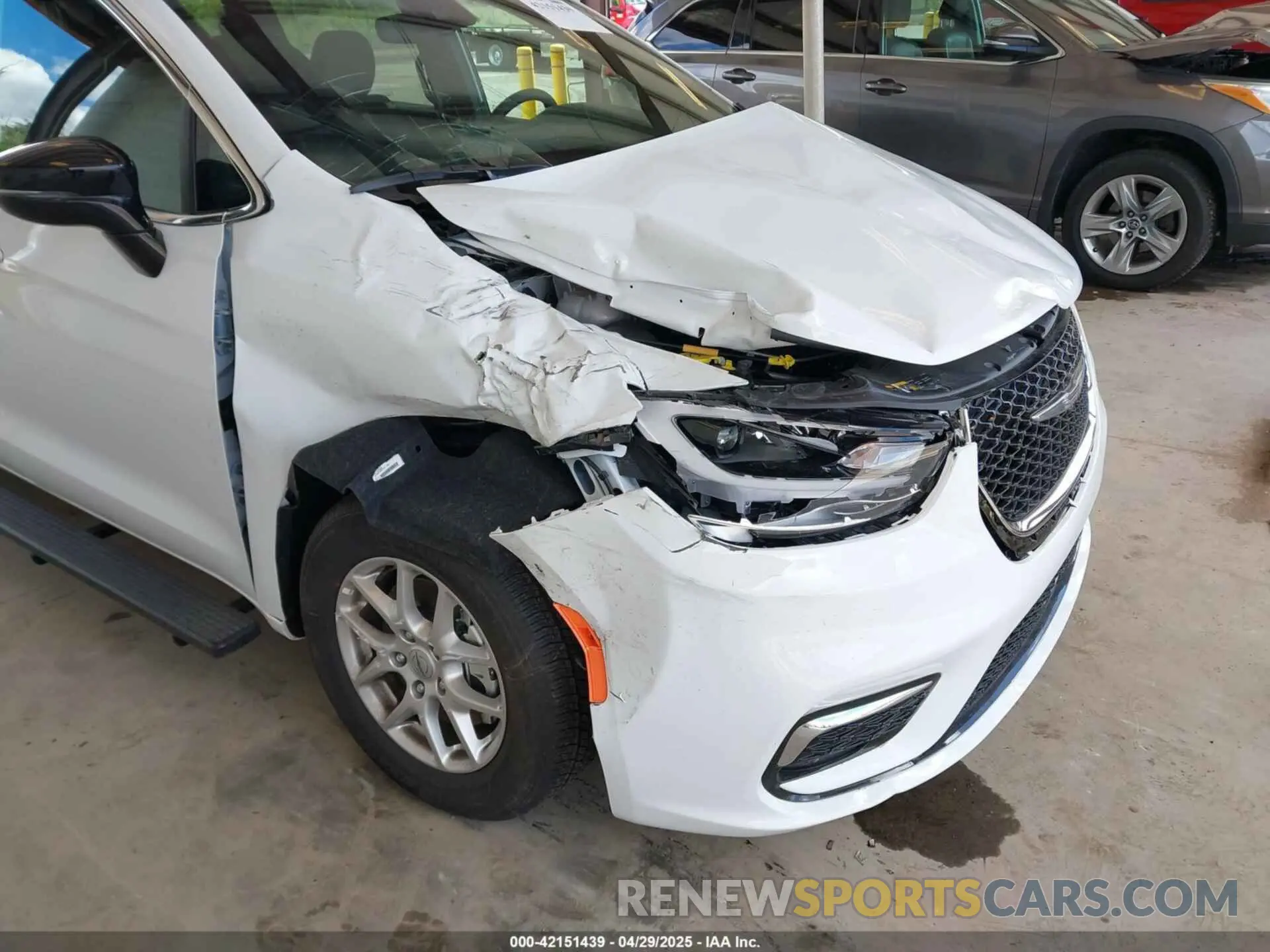 6 Photograph of a damaged car 2C4RC1FG8RR197639 CHRYSLER PACIFICA 2024