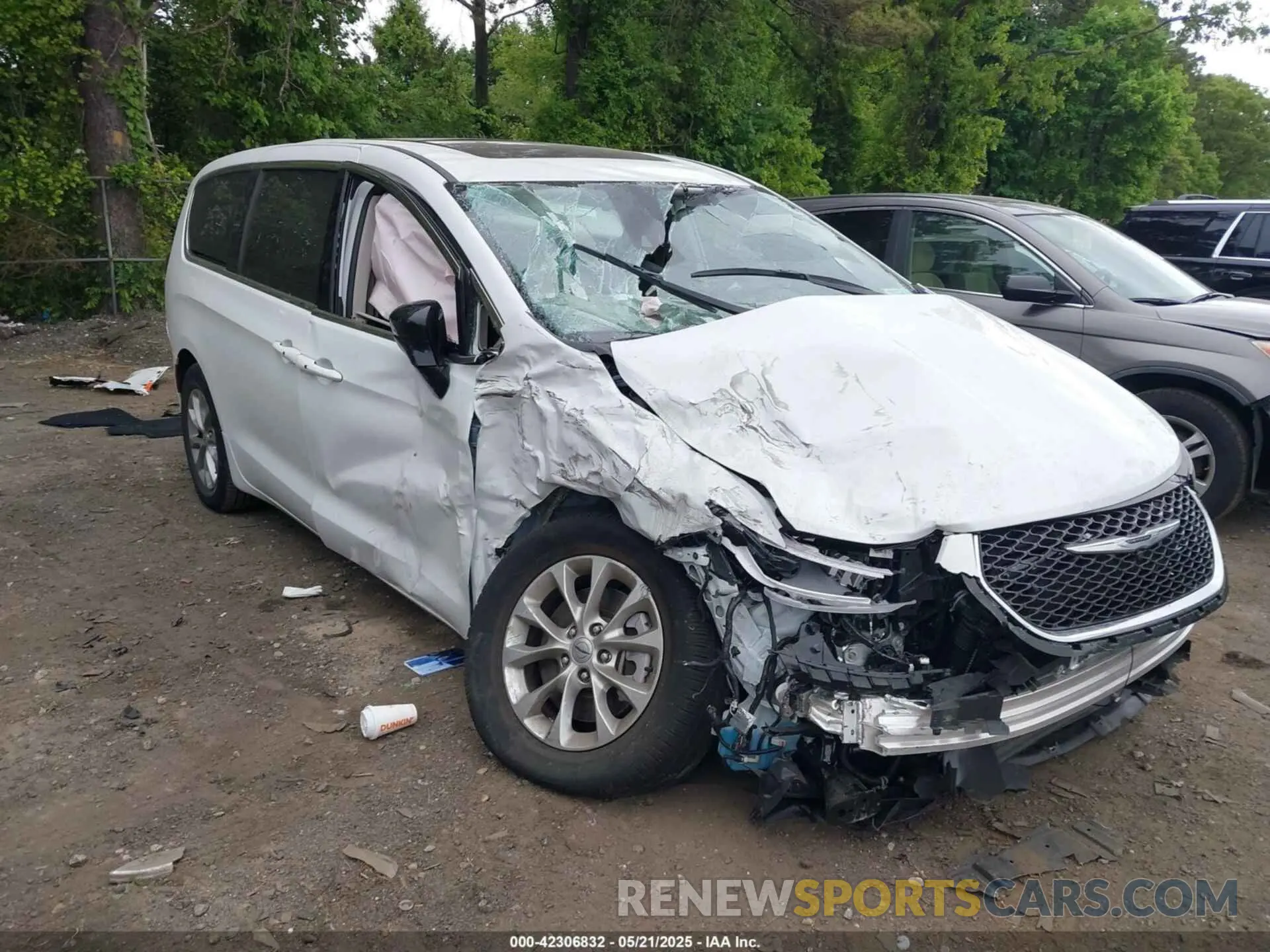 1 Photograph of a damaged car 2C4RC3BG0RR204617 CHRYSLER PACIFICA 2024