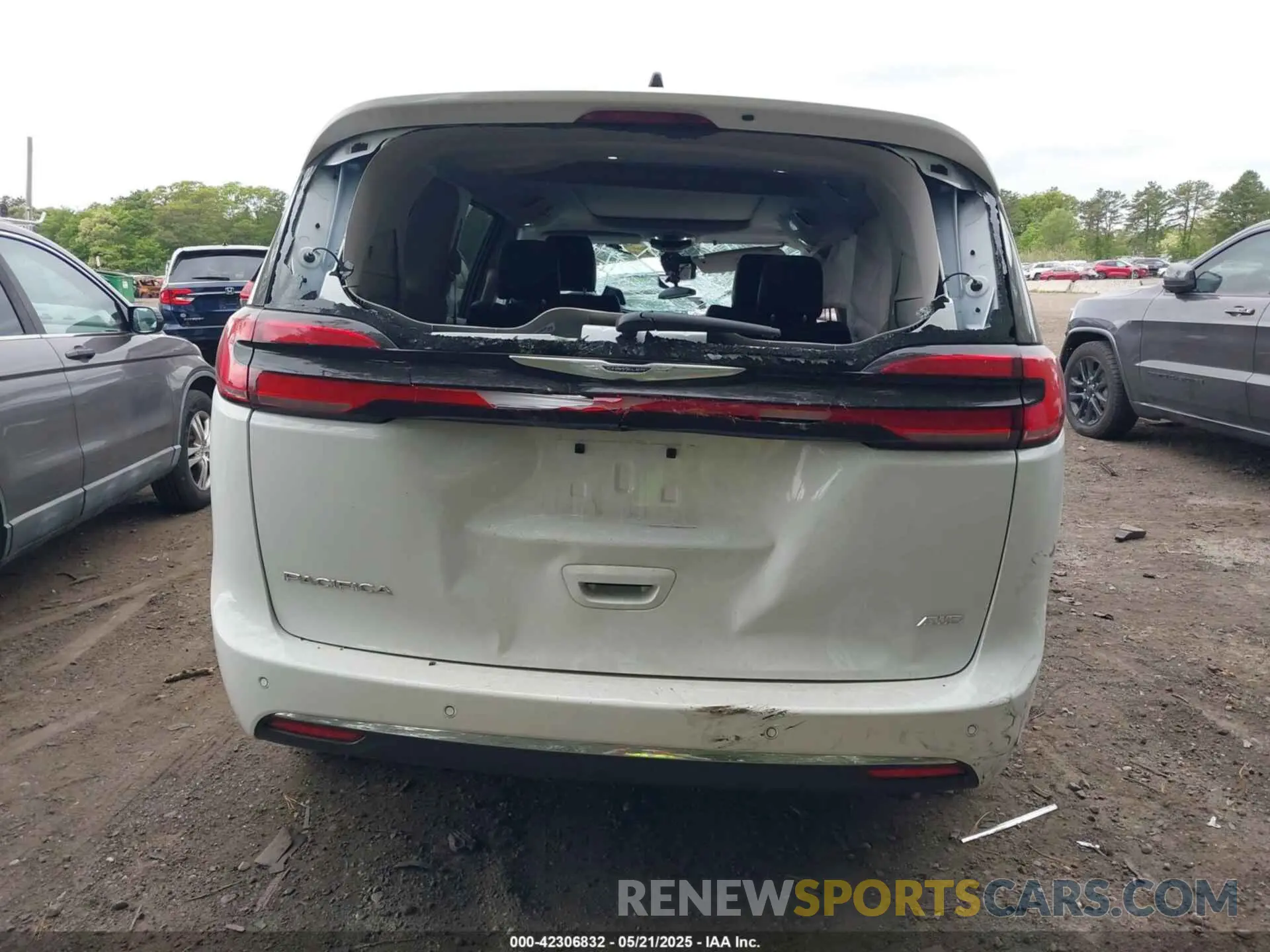 17 Photograph of a damaged car 2C4RC3BG0RR204617 CHRYSLER PACIFICA 2024