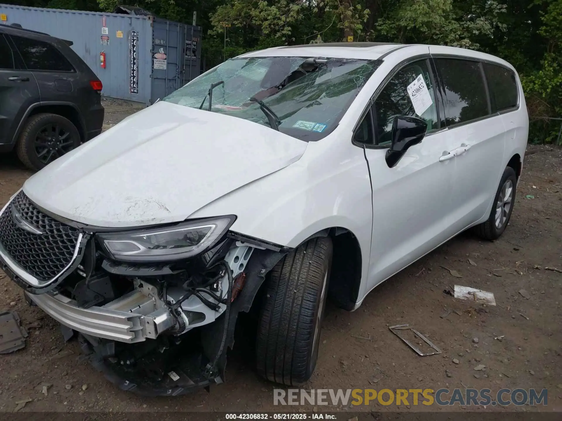 2 Photograph of a damaged car 2C4RC3BG0RR204617 CHRYSLER PACIFICA 2024