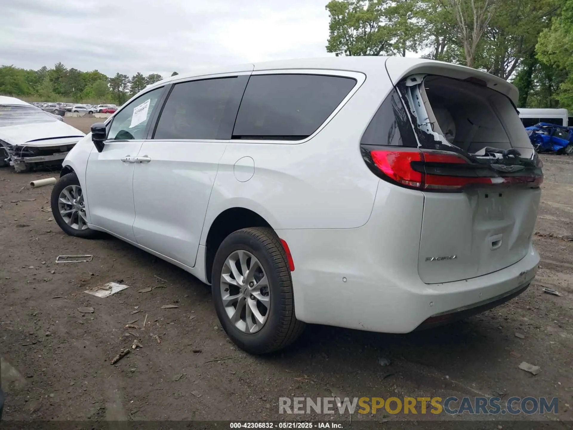 3 Photograph of a damaged car 2C4RC3BG0RR204617 CHRYSLER PACIFICA 2024