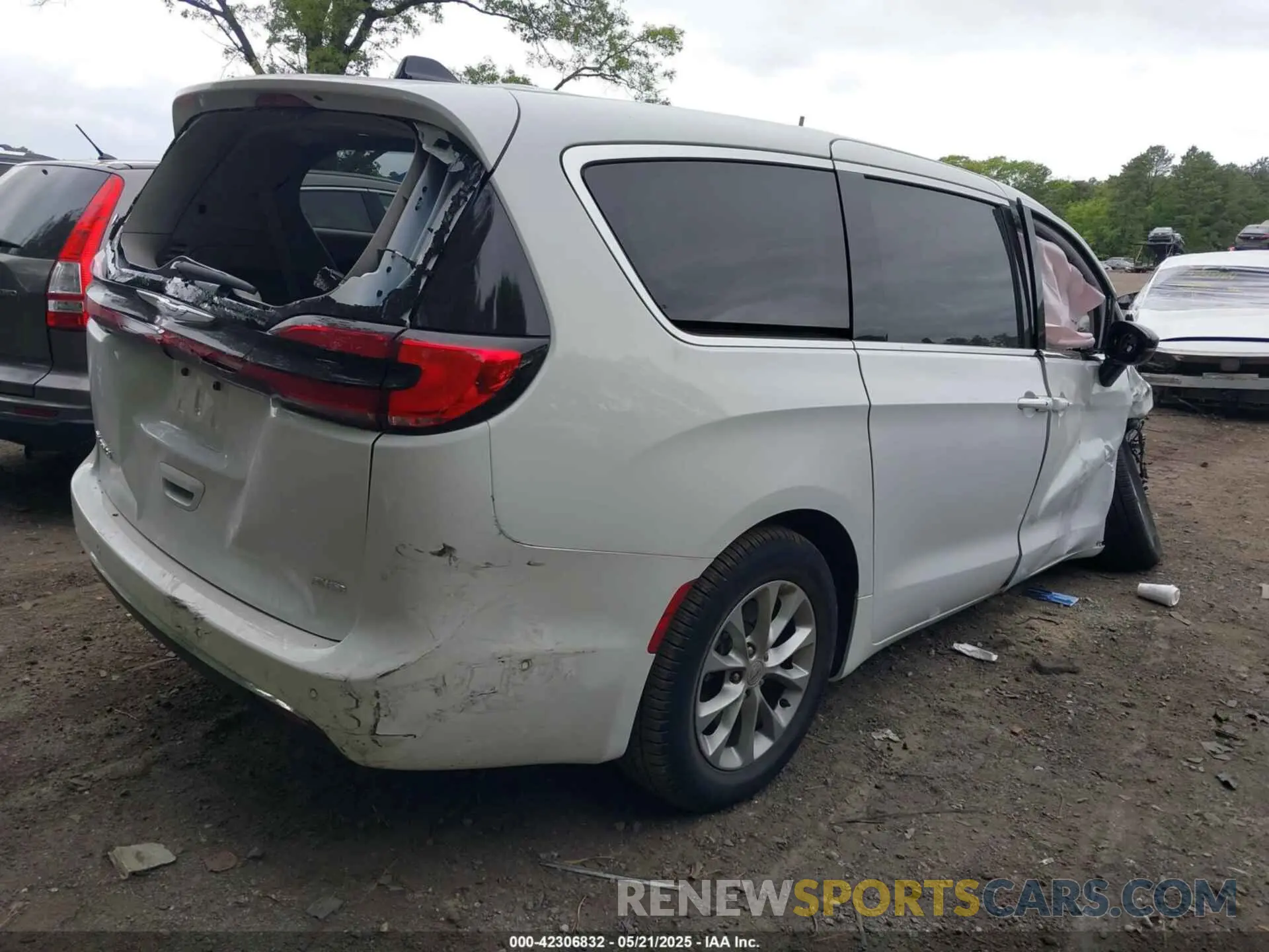 4 Photograph of a damaged car 2C4RC3BG0RR204617 CHRYSLER PACIFICA 2024