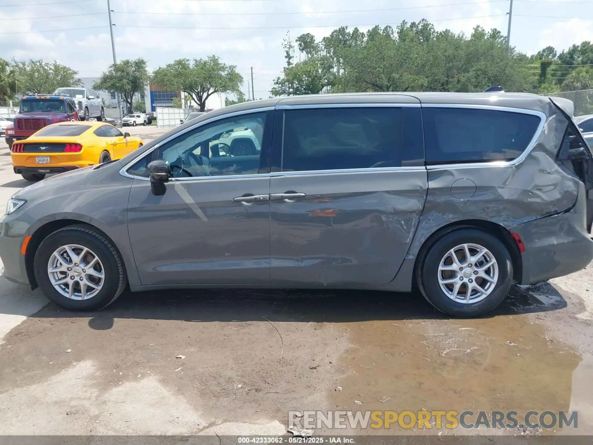 14 Photograph of a damaged car 2C4RC1BG3SR504503 CHRYSLER PACIFICA 2025