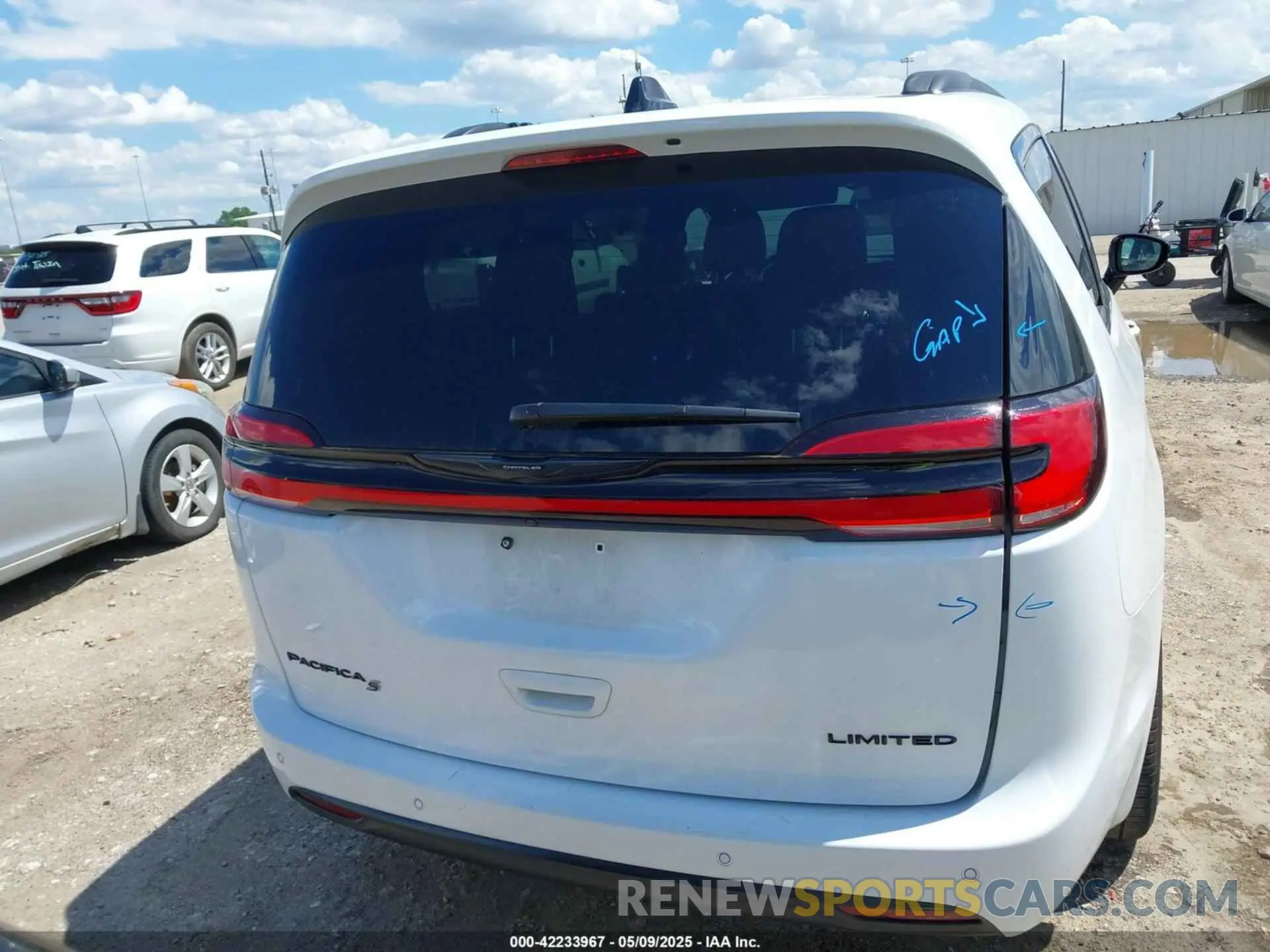 16 Photograph of a damaged car 2C4RC1GG3SR520158 CHRYSLER PACIFICA 2025