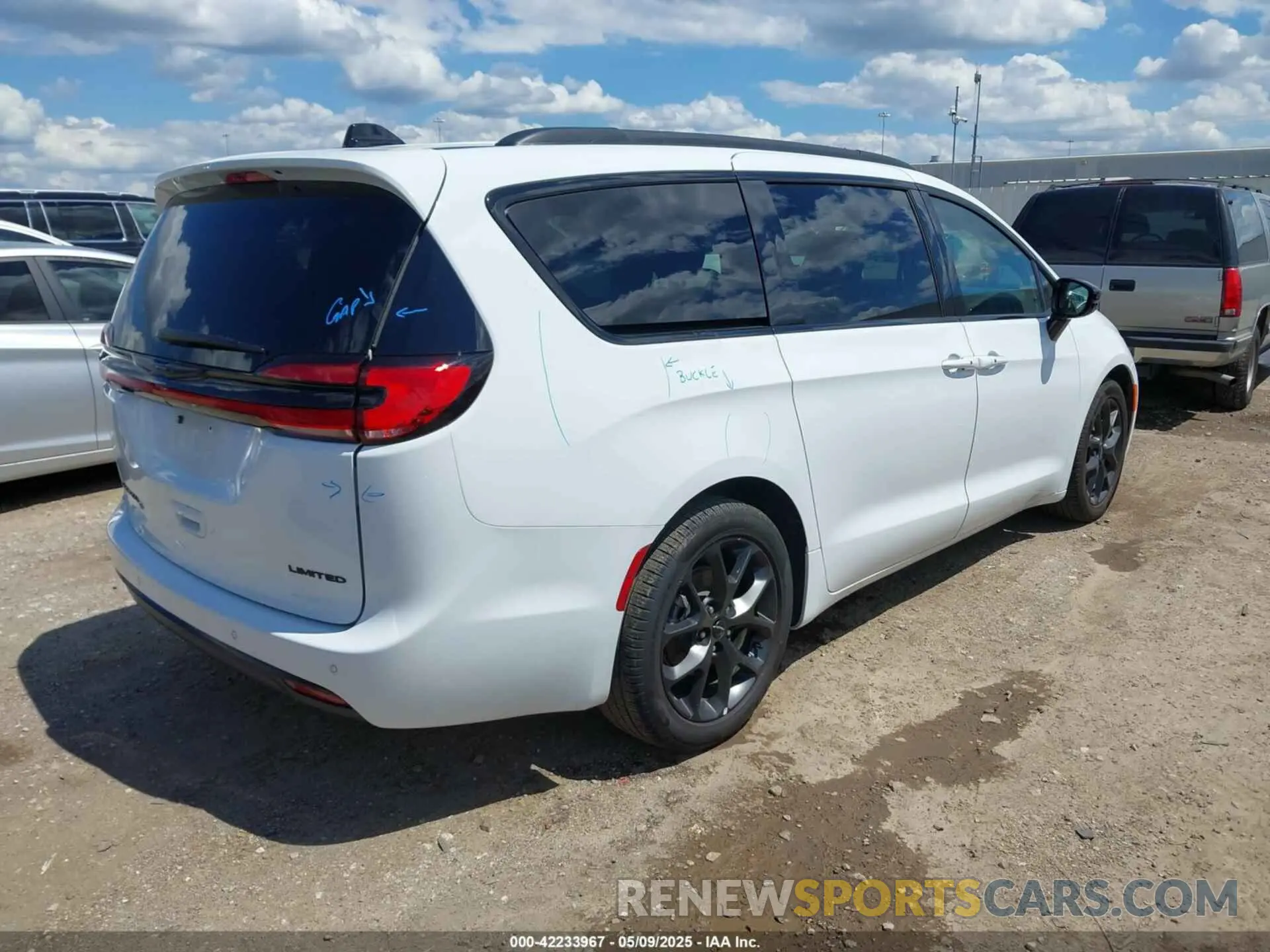 4 Photograph of a damaged car 2C4RC1GG3SR520158 CHRYSLER PACIFICA 2025