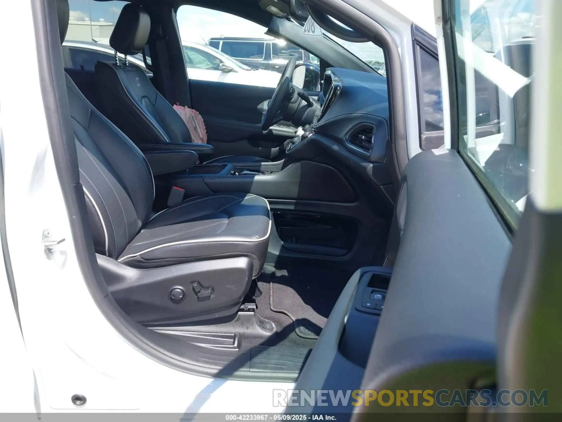 5 Photograph of a damaged car 2C4RC1GG3SR520158 CHRYSLER PACIFICA 2025