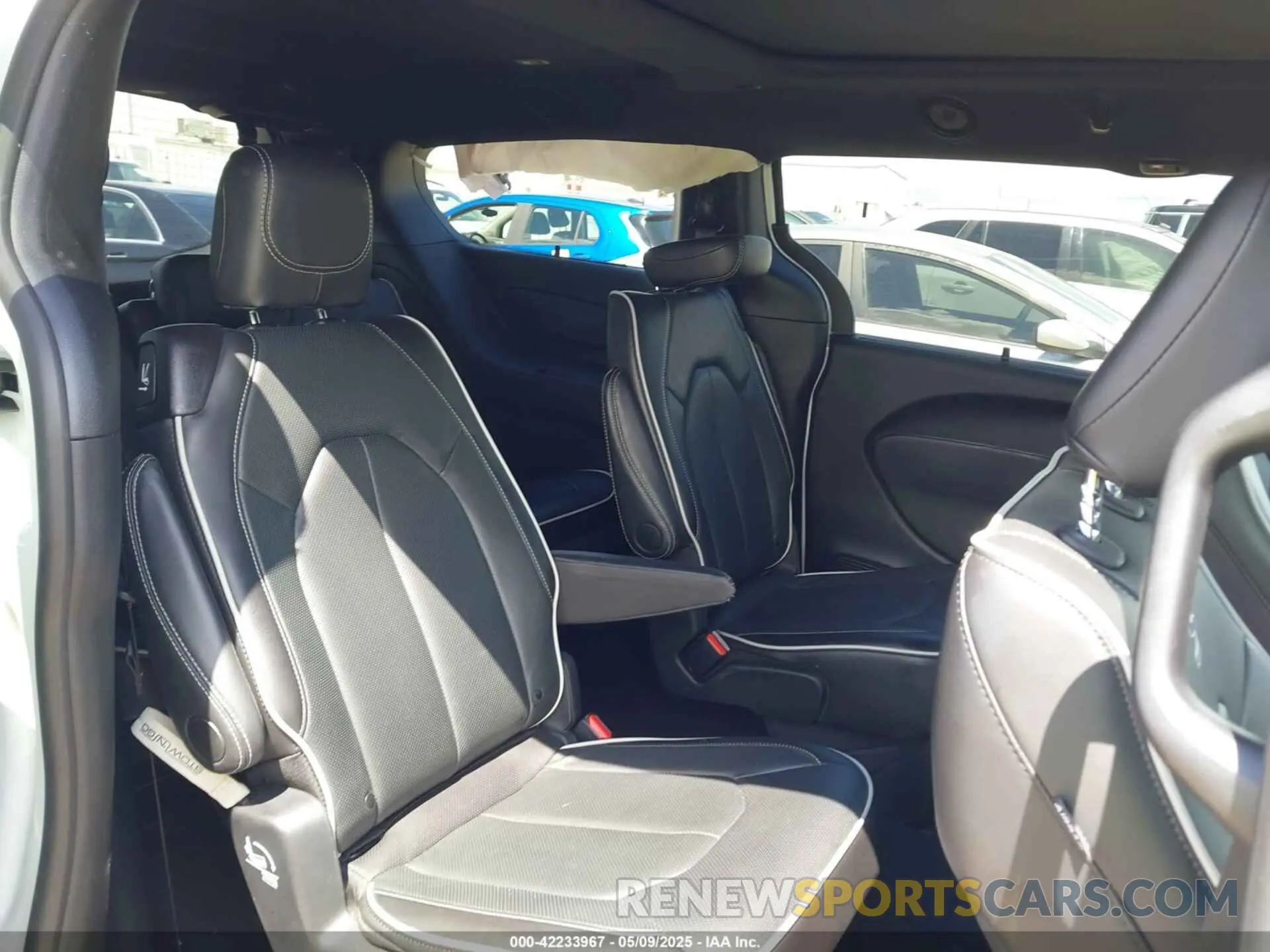 8 Photograph of a damaged car 2C4RC1GG3SR520158 CHRYSLER PACIFICA 2025