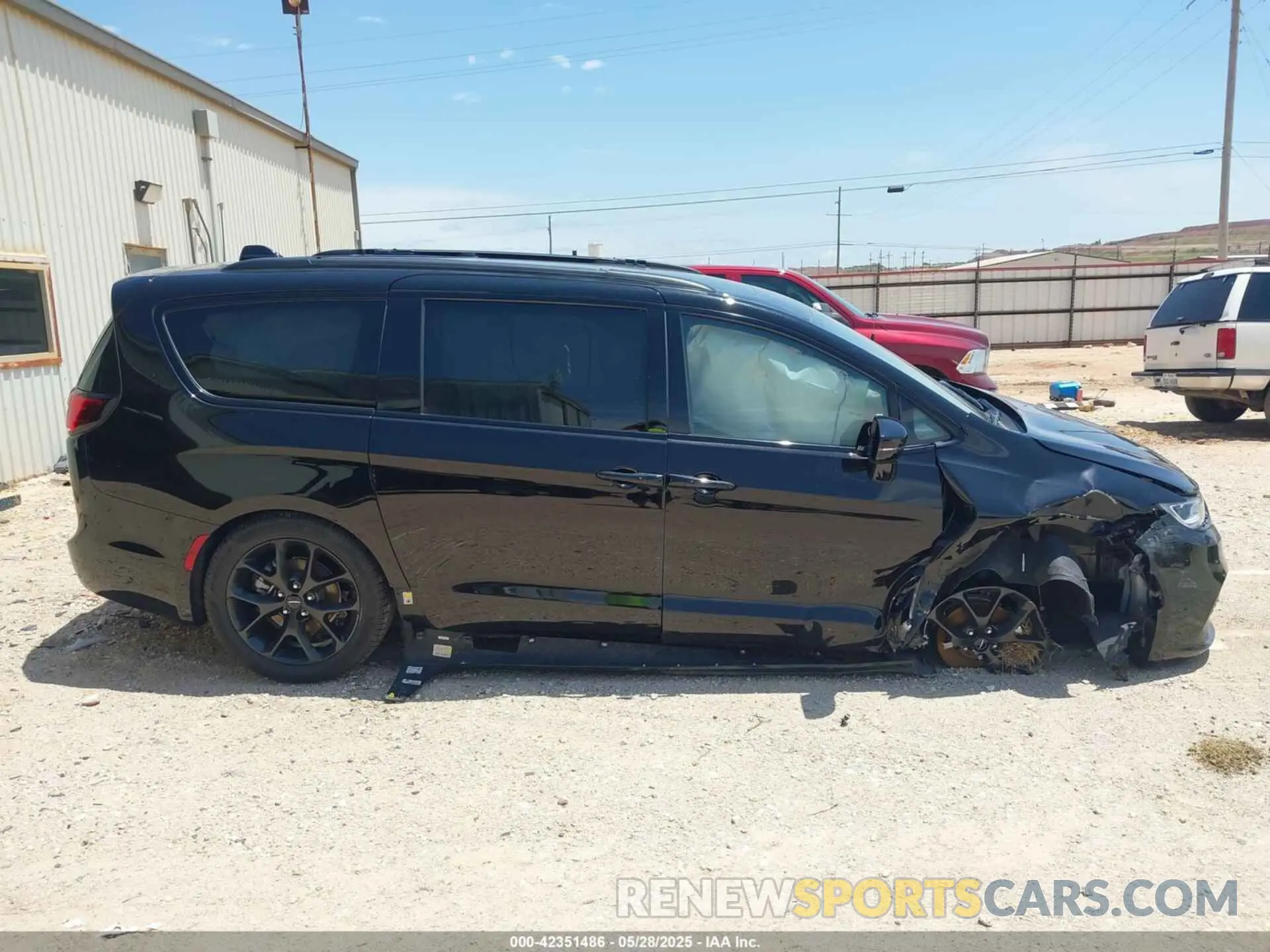 14 Photograph of a damaged car 2C4RC1GG5SR515673 CHRYSLER PACIFICA 2025