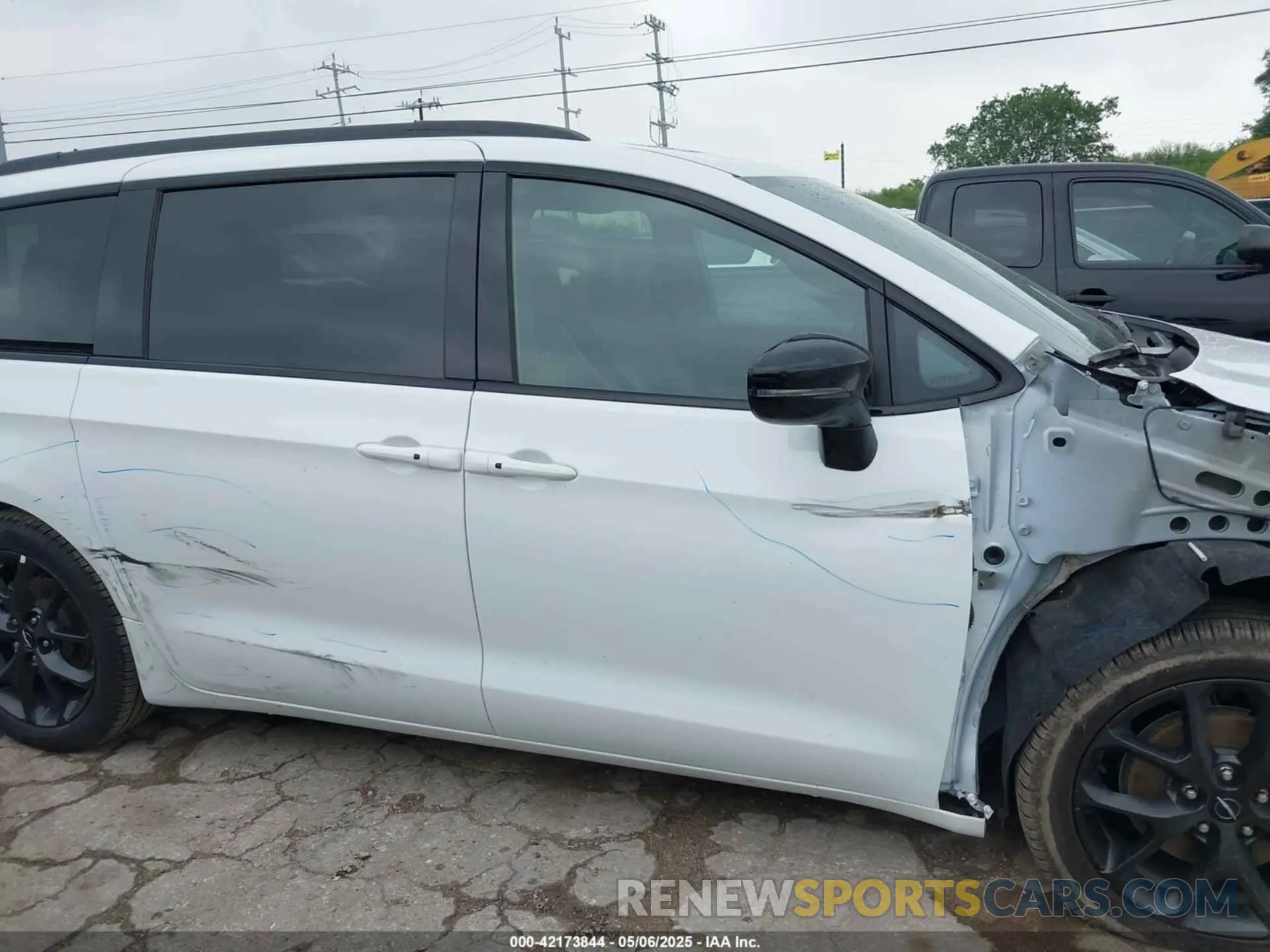 13 Photograph of a damaged car 2C4RC1GG7SR520356 CHRYSLER PACIFICA 2025
