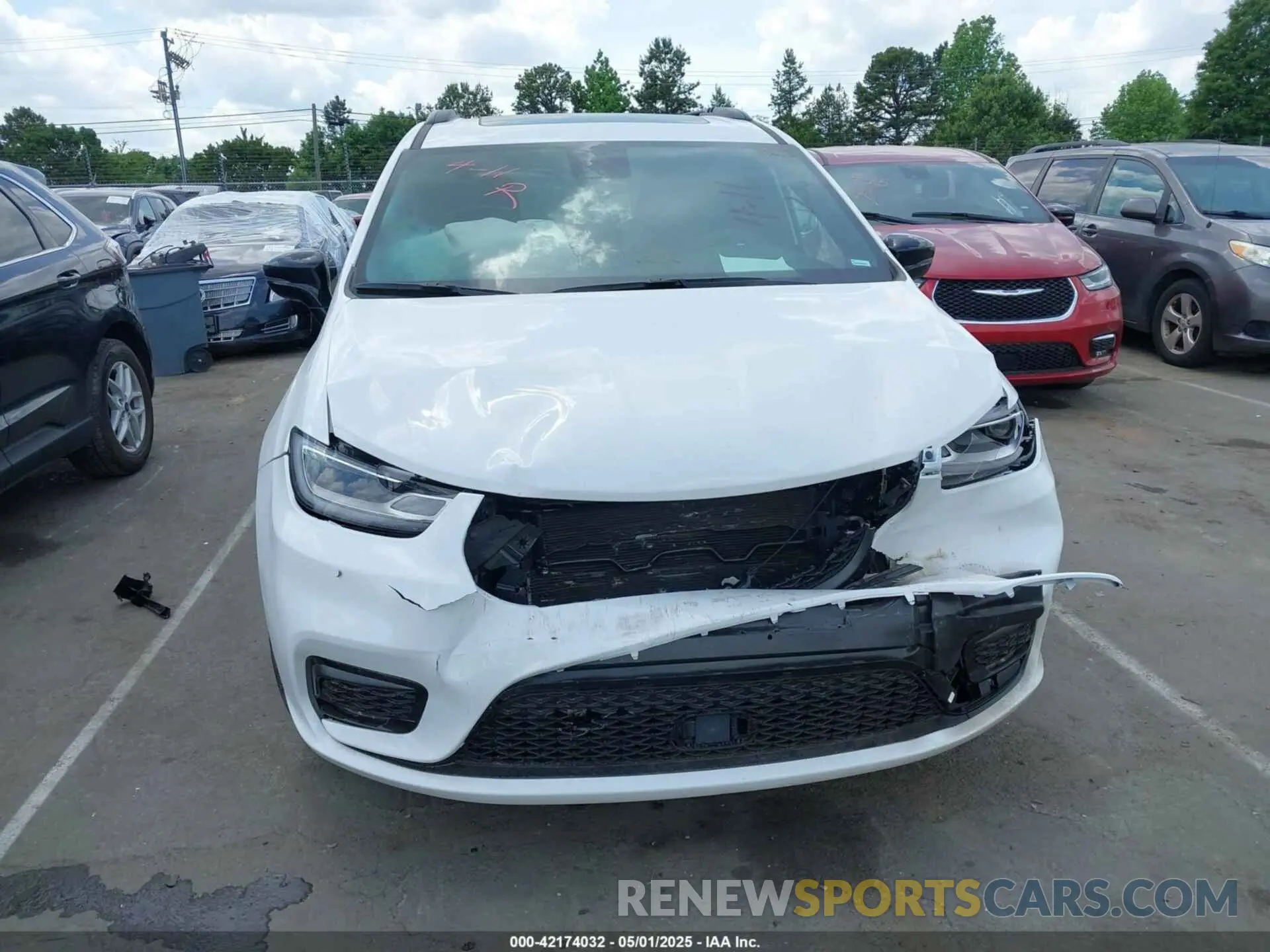 12 Photograph of a damaged car 2C4RC1GG7SR569489 CHRYSLER PACIFICA 2025