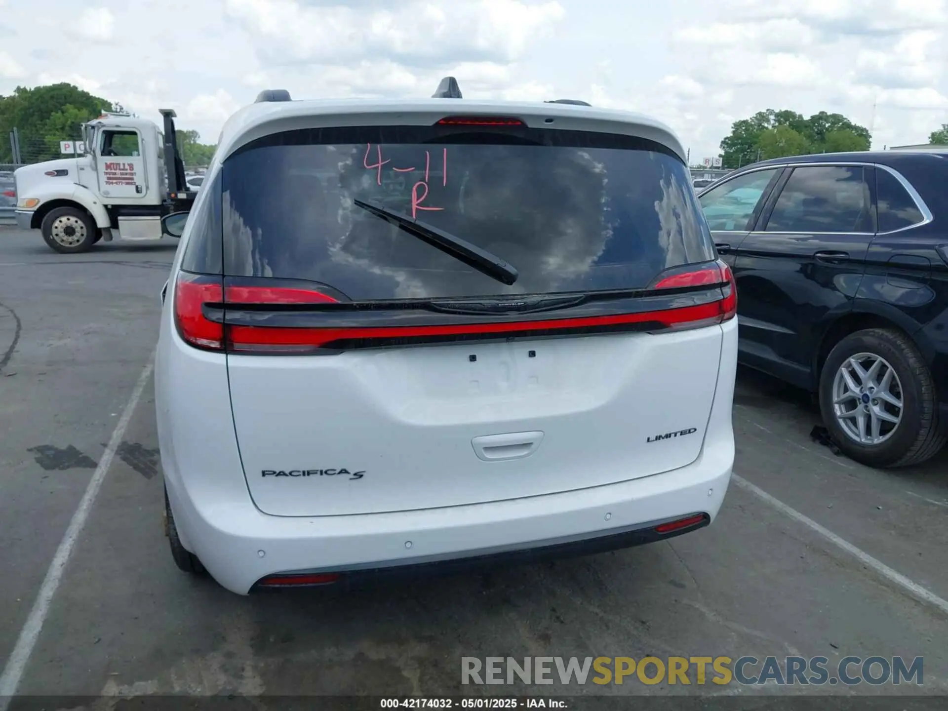 16 Photograph of a damaged car 2C4RC1GG7SR569489 CHRYSLER PACIFICA 2025