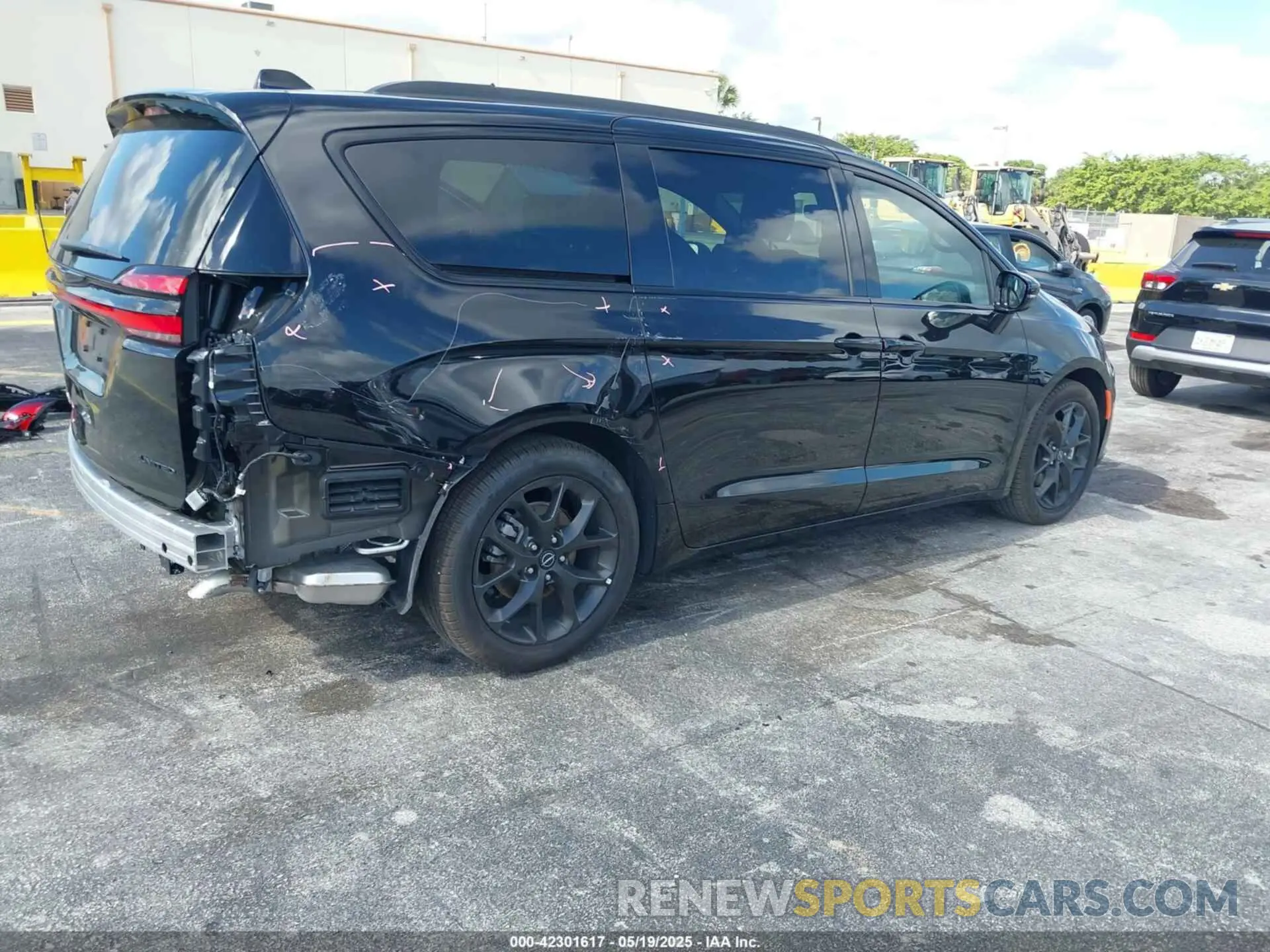 4 Photograph of a damaged car 2C4RC1GG8SR549218 CHRYSLER PACIFICA 2025