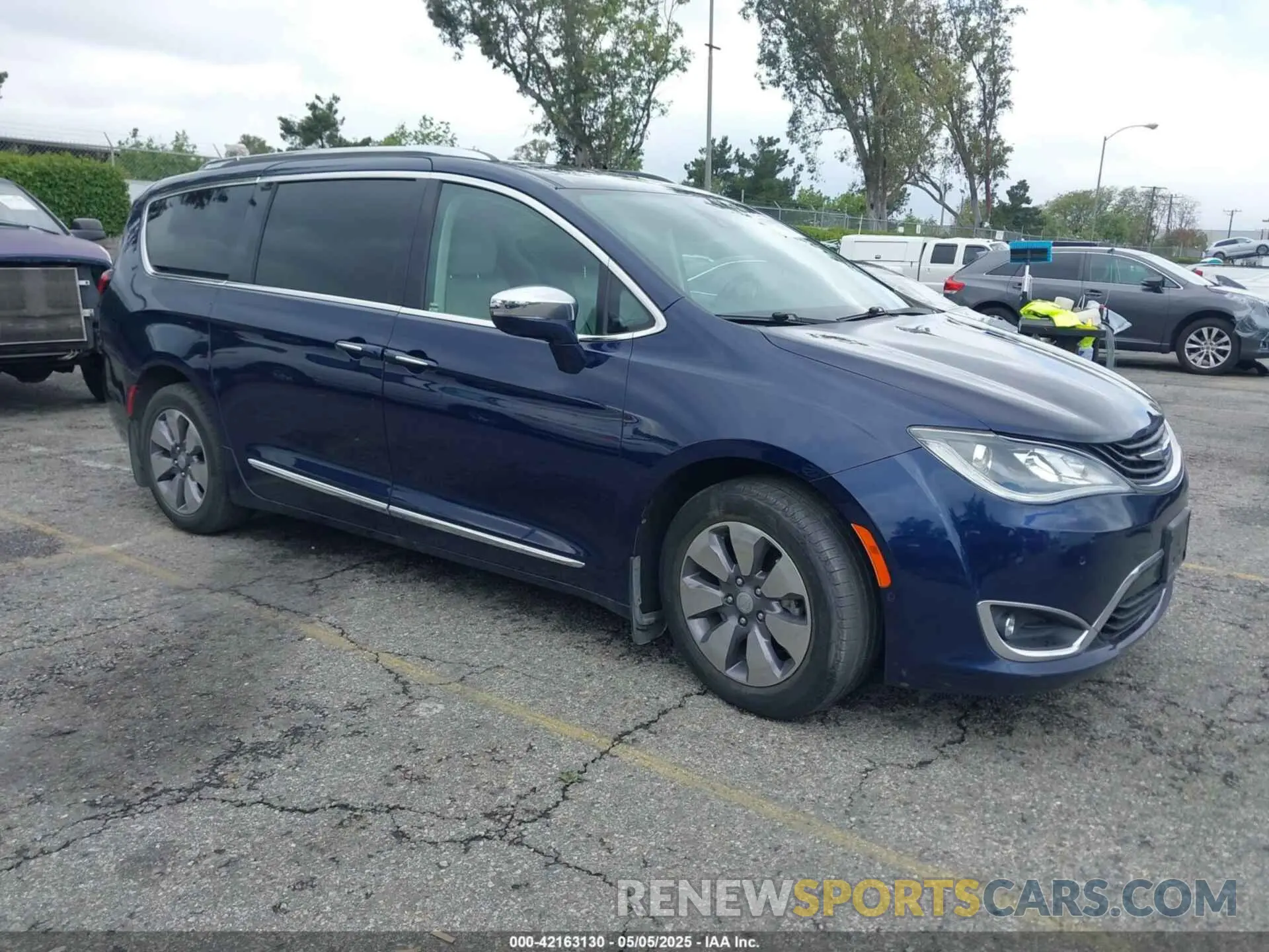 1 Photograph of a damaged car 2C4RC1N73KR668765 CHRYSLER PACIFICA HYBRID 2019