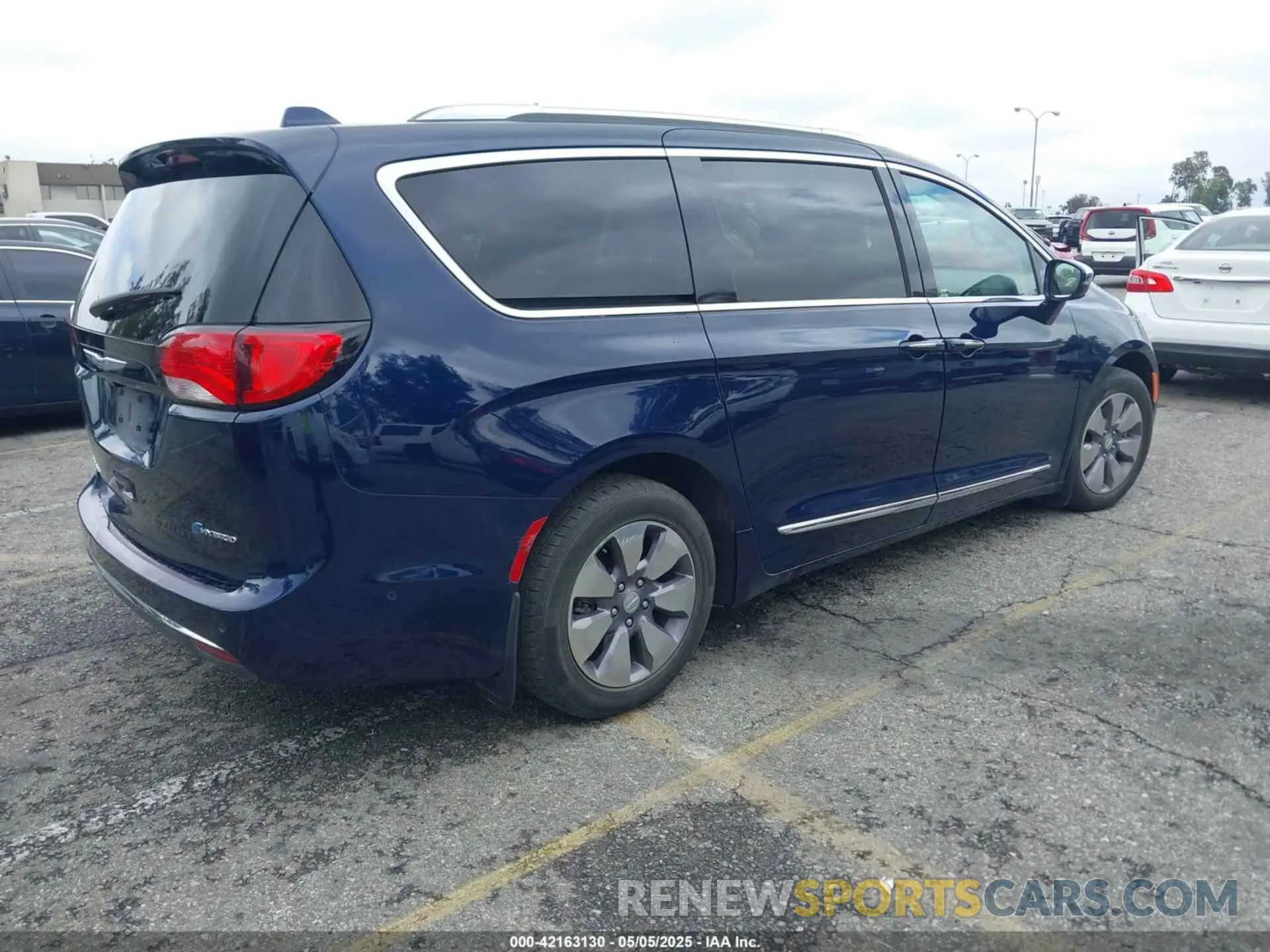 4 Photograph of a damaged car 2C4RC1N73KR668765 CHRYSLER PACIFICA HYBRID 2019