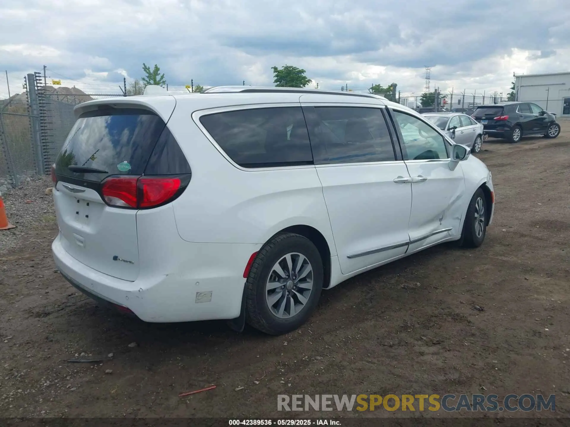 4 Photograph of a damaged car 2C4RC1N70LR173649 CHRYSLER PACIFICA HYBRID 2020