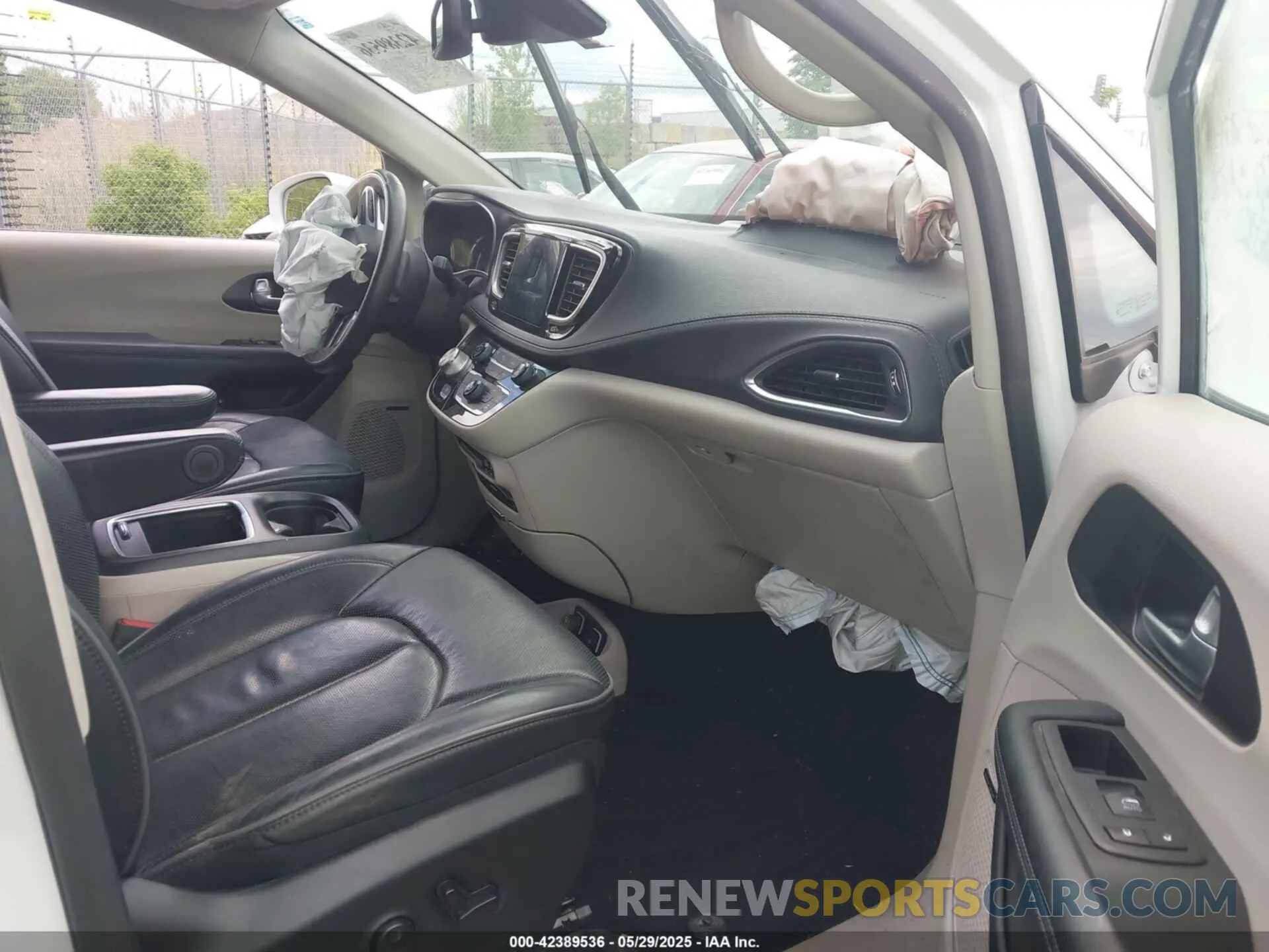 5 Photograph of a damaged car 2C4RC1N70LR173649 CHRYSLER PACIFICA HYBRID 2020