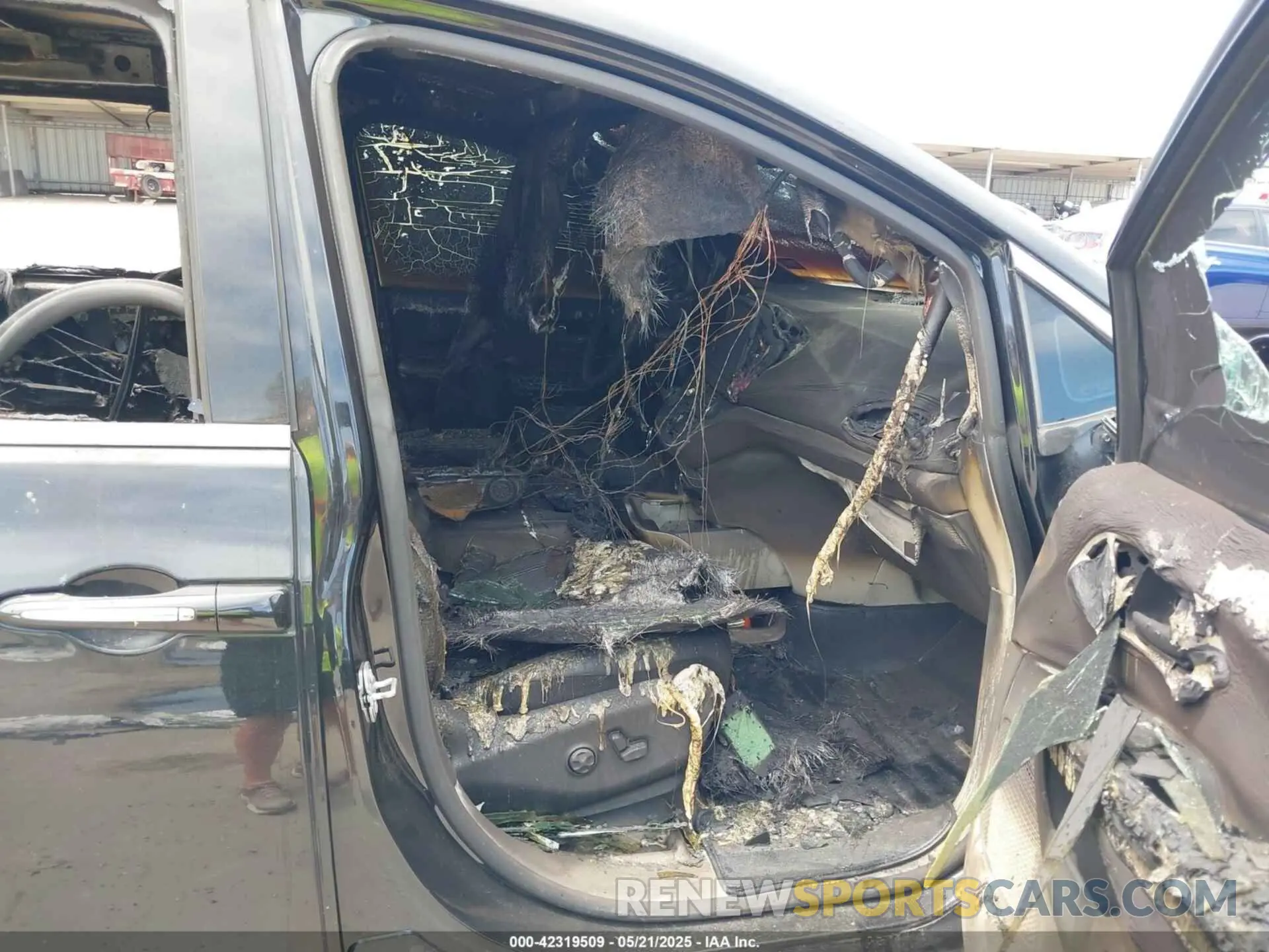 5 Photograph of a damaged car 2C4RC1L70MR522460 CHRYSLER PACIFICA HYBRID 2021