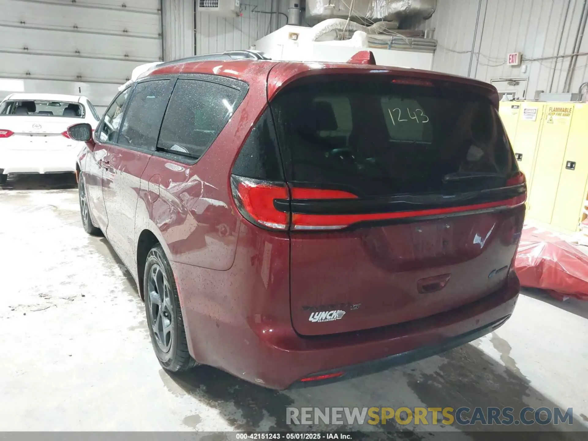 3 Photograph of a damaged car 2C4RC1S78MR521977 CHRYSLER PACIFICA HYBRID 2021