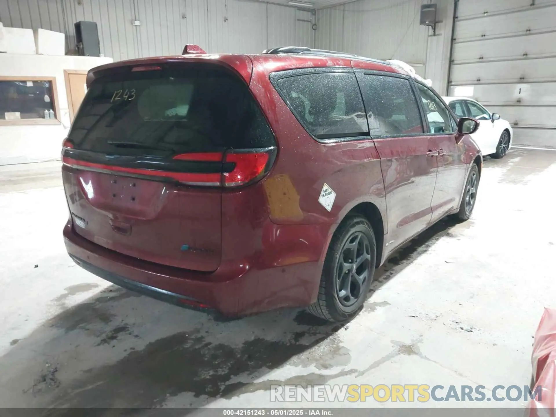 4 Photograph of a damaged car 2C4RC1S78MR521977 CHRYSLER PACIFICA HYBRID 2021