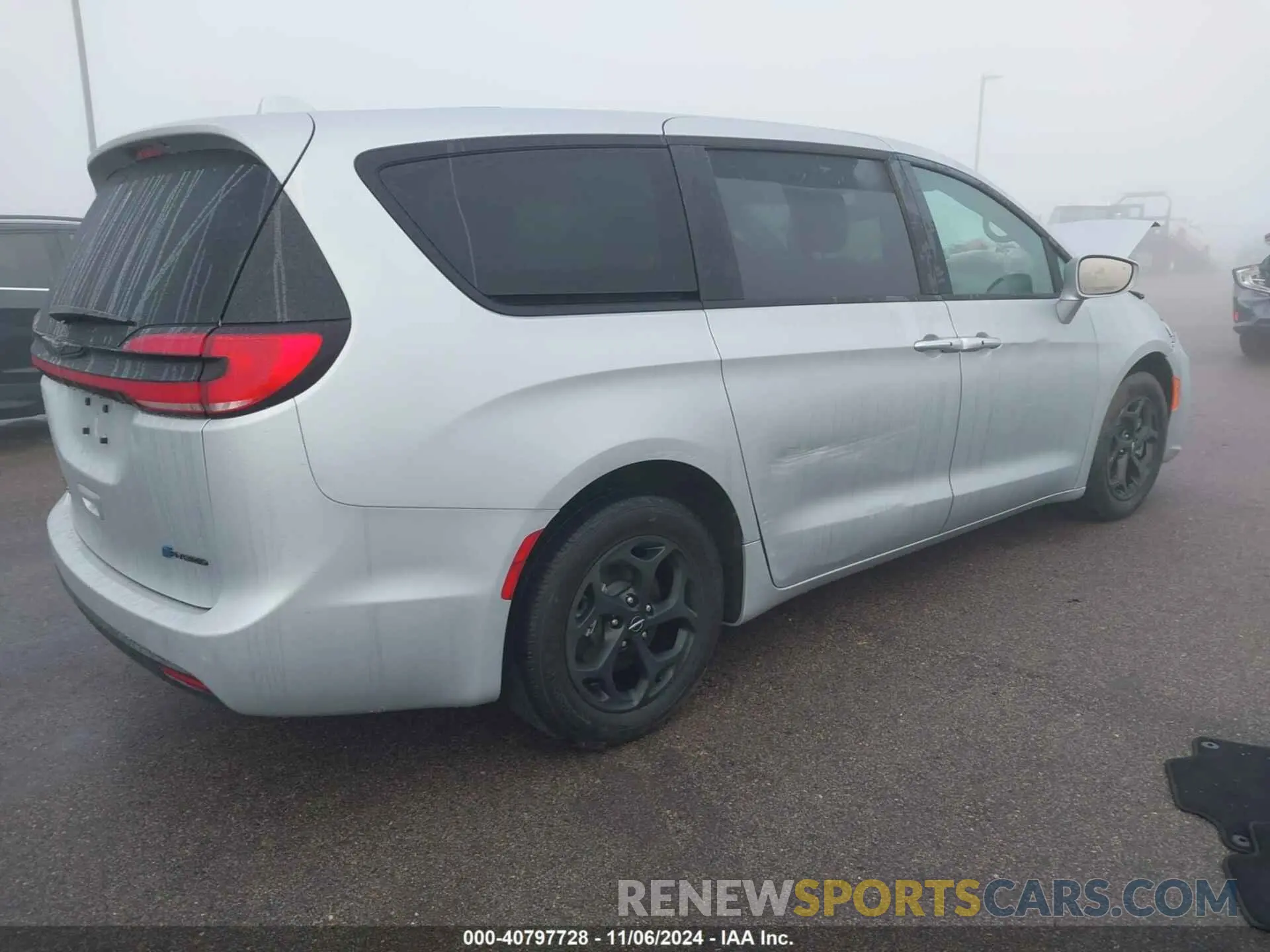 4 Photograph of a damaged car 2C4RC1L71NR209452 CHRYSLER PACIFICA HYBRID 2022