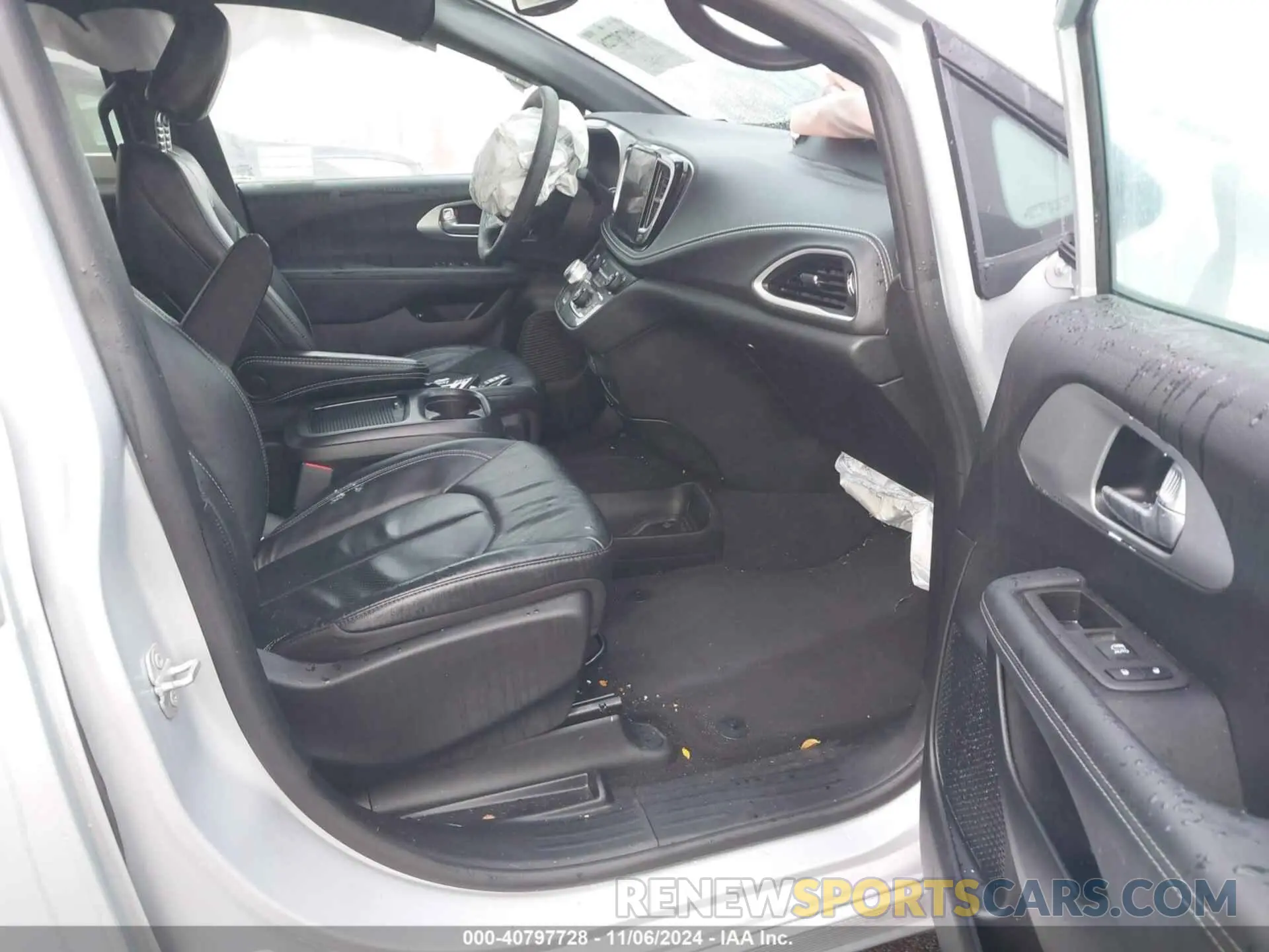 5 Photograph of a damaged car 2C4RC1L71NR209452 CHRYSLER PACIFICA HYBRID 2022