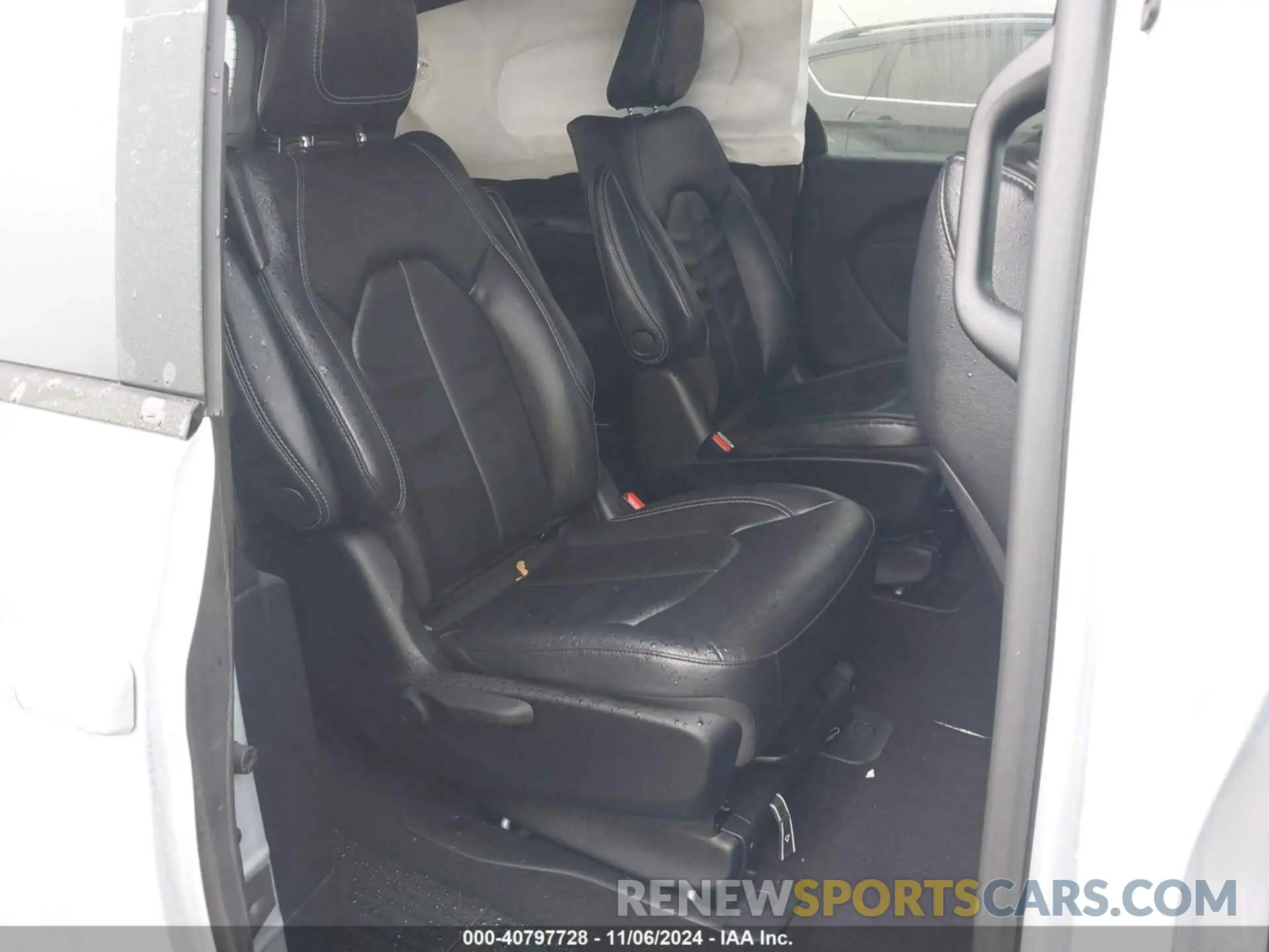 8 Photograph of a damaged car 2C4RC1L71NR209452 CHRYSLER PACIFICA HYBRID 2022