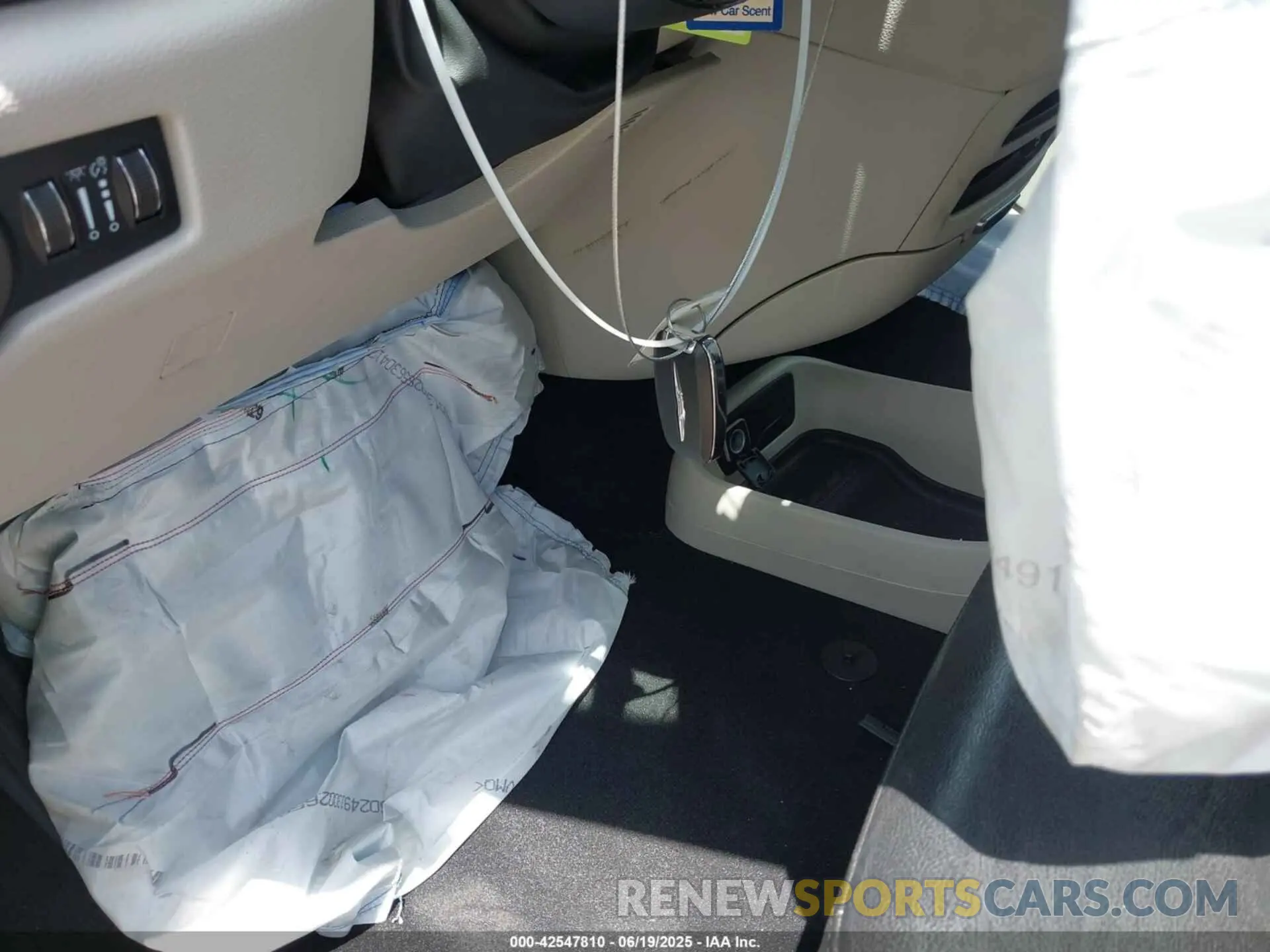 11 Photograph of a damaged car 2C4RC1L73NR121437 CHRYSLER PACIFICA HYBRID 2022