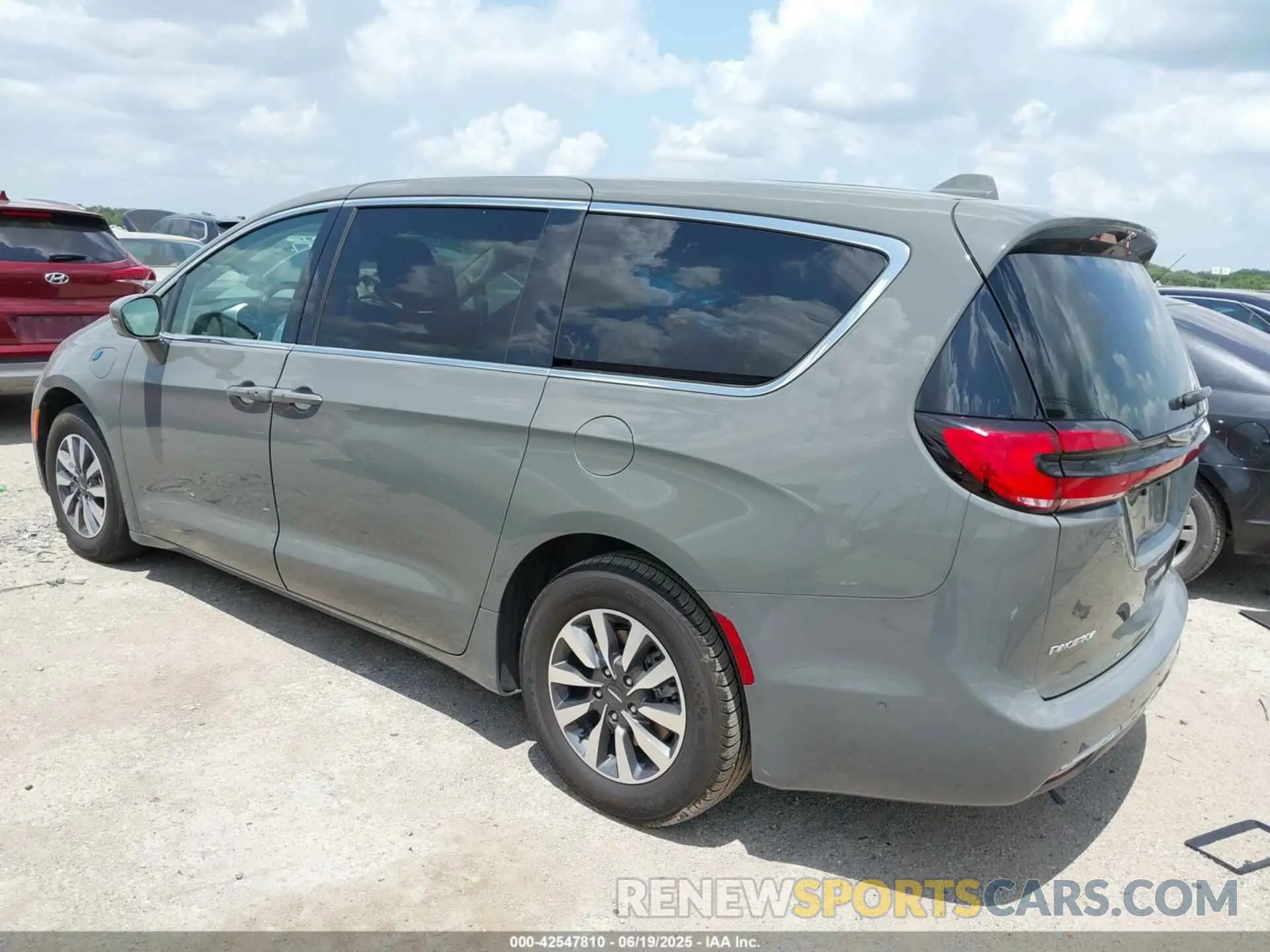 3 Photograph of a damaged car 2C4RC1L73NR121437 CHRYSLER PACIFICA HYBRID 2022