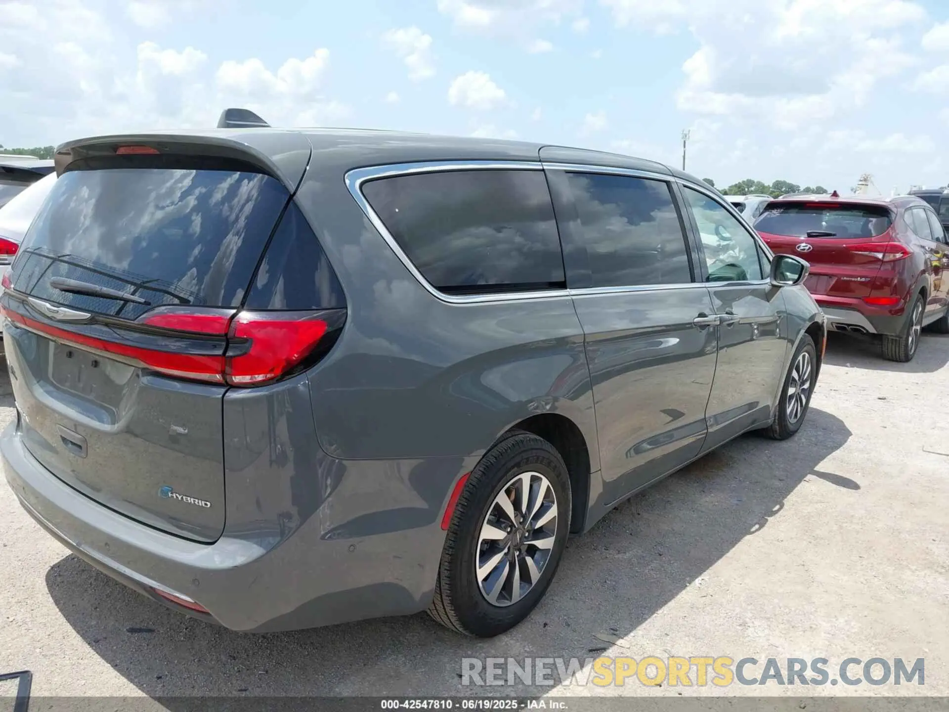 4 Photograph of a damaged car 2C4RC1L73NR121437 CHRYSLER PACIFICA HYBRID 2022
