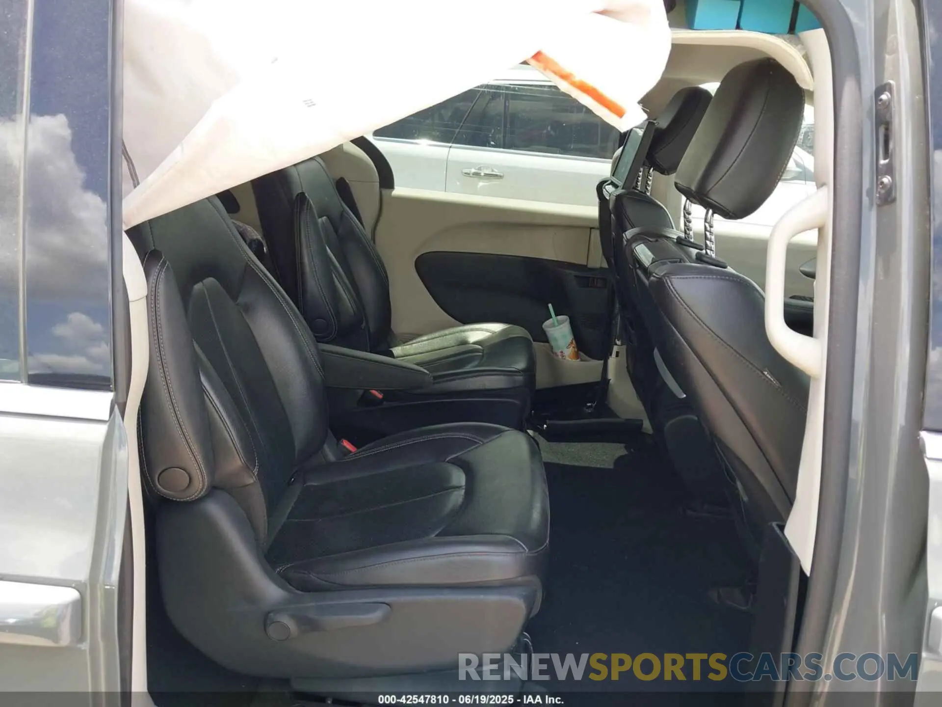 8 Photograph of a damaged car 2C4RC1L73NR121437 CHRYSLER PACIFICA HYBRID 2022
