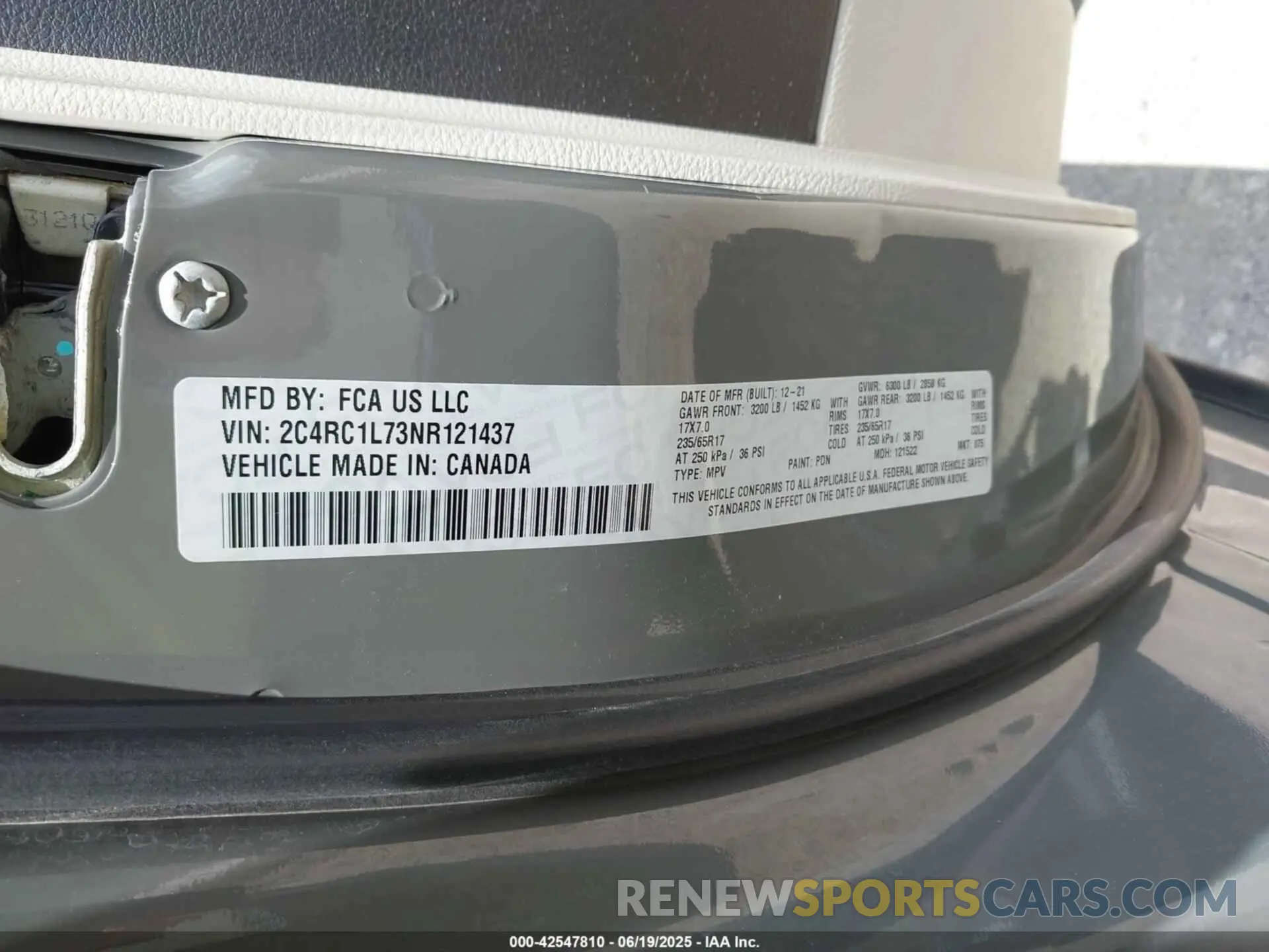 9 Photograph of a damaged car 2C4RC1L73NR121437 CHRYSLER PACIFICA HYBRID 2022