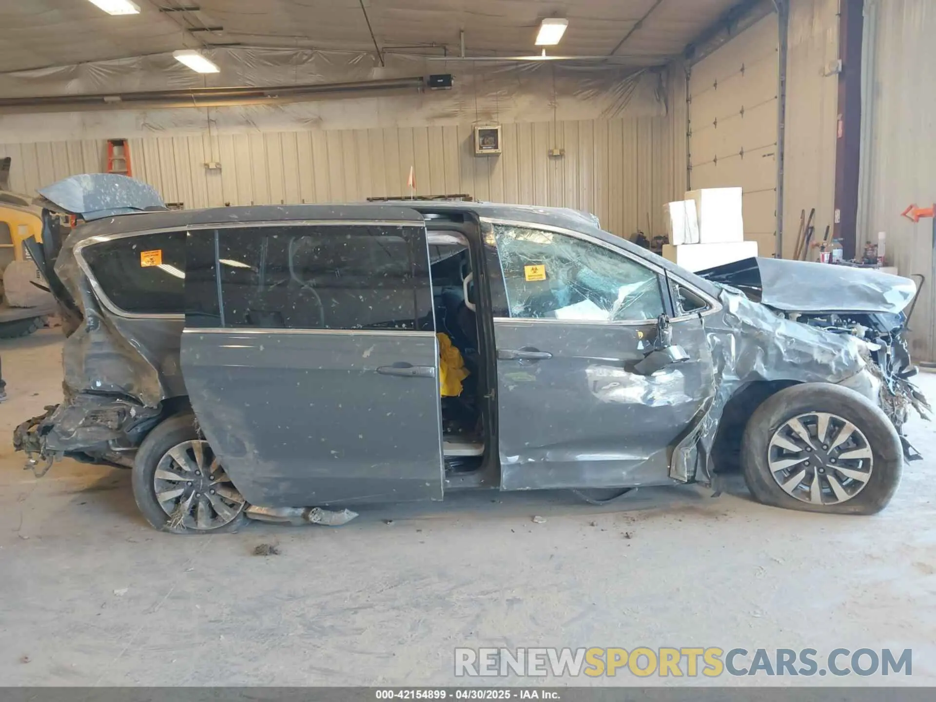 13 Photograph of a damaged car 2C4RC1L74NR212569 CHRYSLER PACIFICA HYBRID 2022