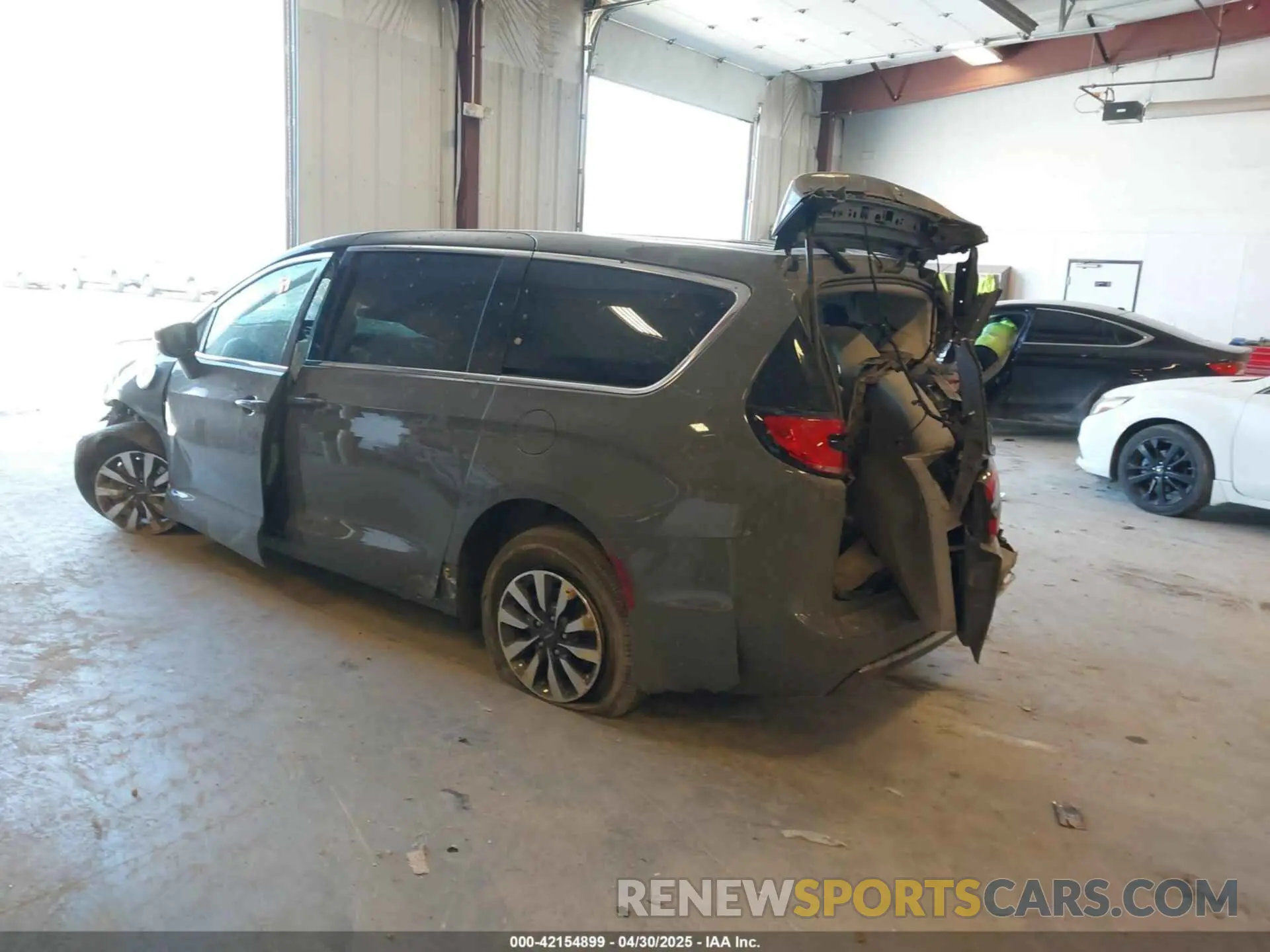 3 Photograph of a damaged car 2C4RC1L74NR212569 CHRYSLER PACIFICA HYBRID 2022