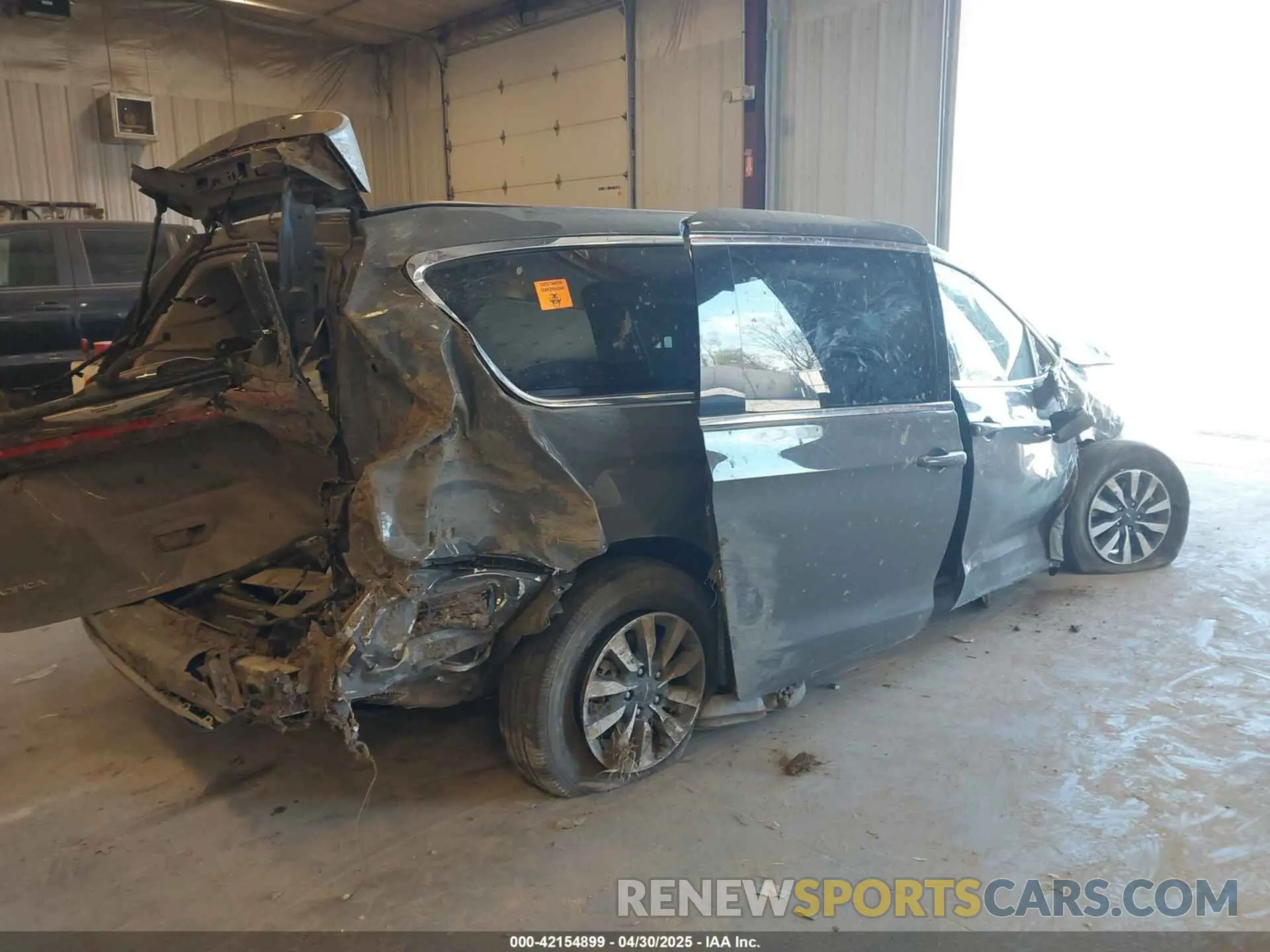 4 Photograph of a damaged car 2C4RC1L74NR212569 CHRYSLER PACIFICA HYBRID 2022