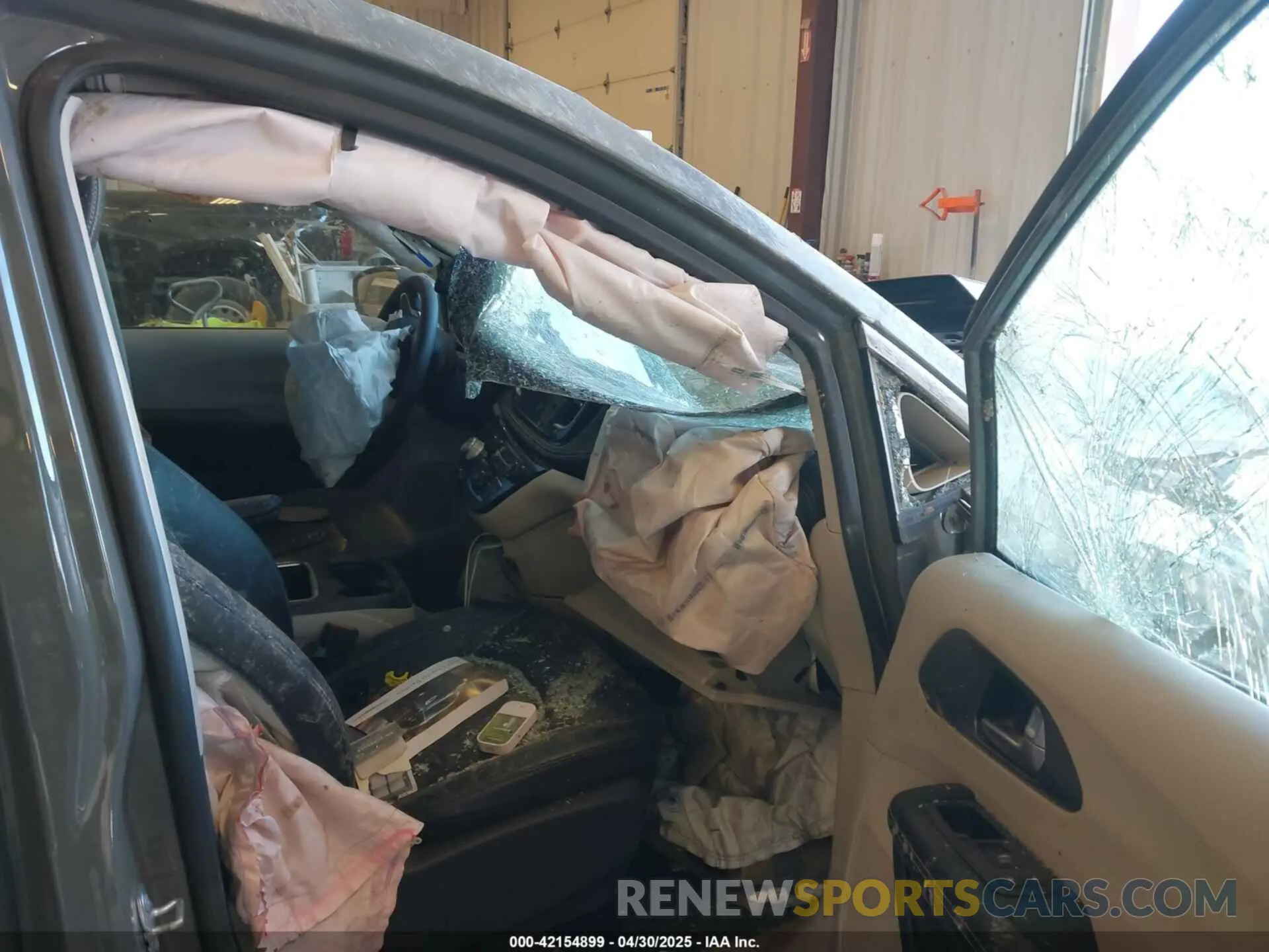 5 Photograph of a damaged car 2C4RC1L74NR212569 CHRYSLER PACIFICA HYBRID 2022