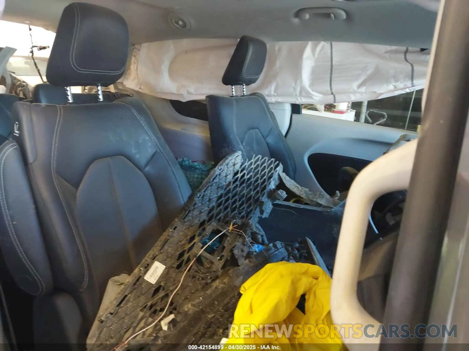 8 Photograph of a damaged car 2C4RC1L74NR212569 CHRYSLER PACIFICA HYBRID 2022