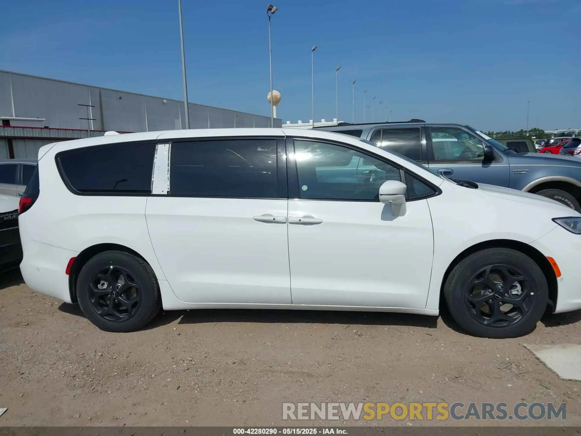 13 Photograph of a damaged car 2C4RC1S74NR179980 CHRYSLER PACIFICA HYBRID 2022