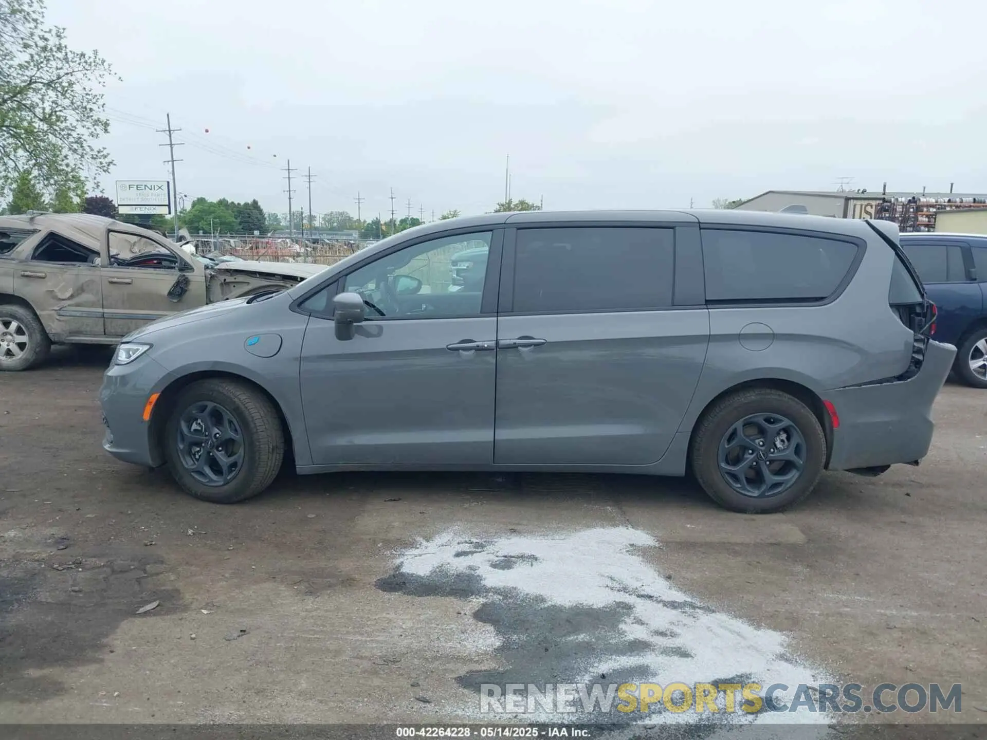 14 Photograph of a damaged car 2C4RC1S74NR212475 CHRYSLER PACIFICA HYBRID 2022