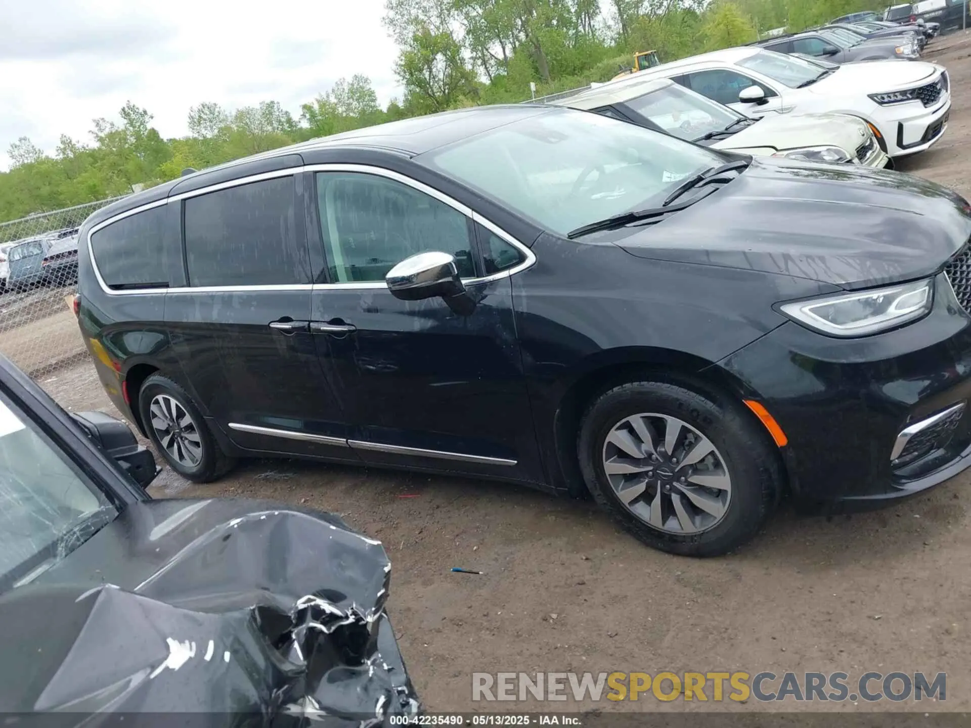 13 Photograph of a damaged car 2C4RC1S7XNR183404 CHRYSLER PACIFICA HYBRID 2022