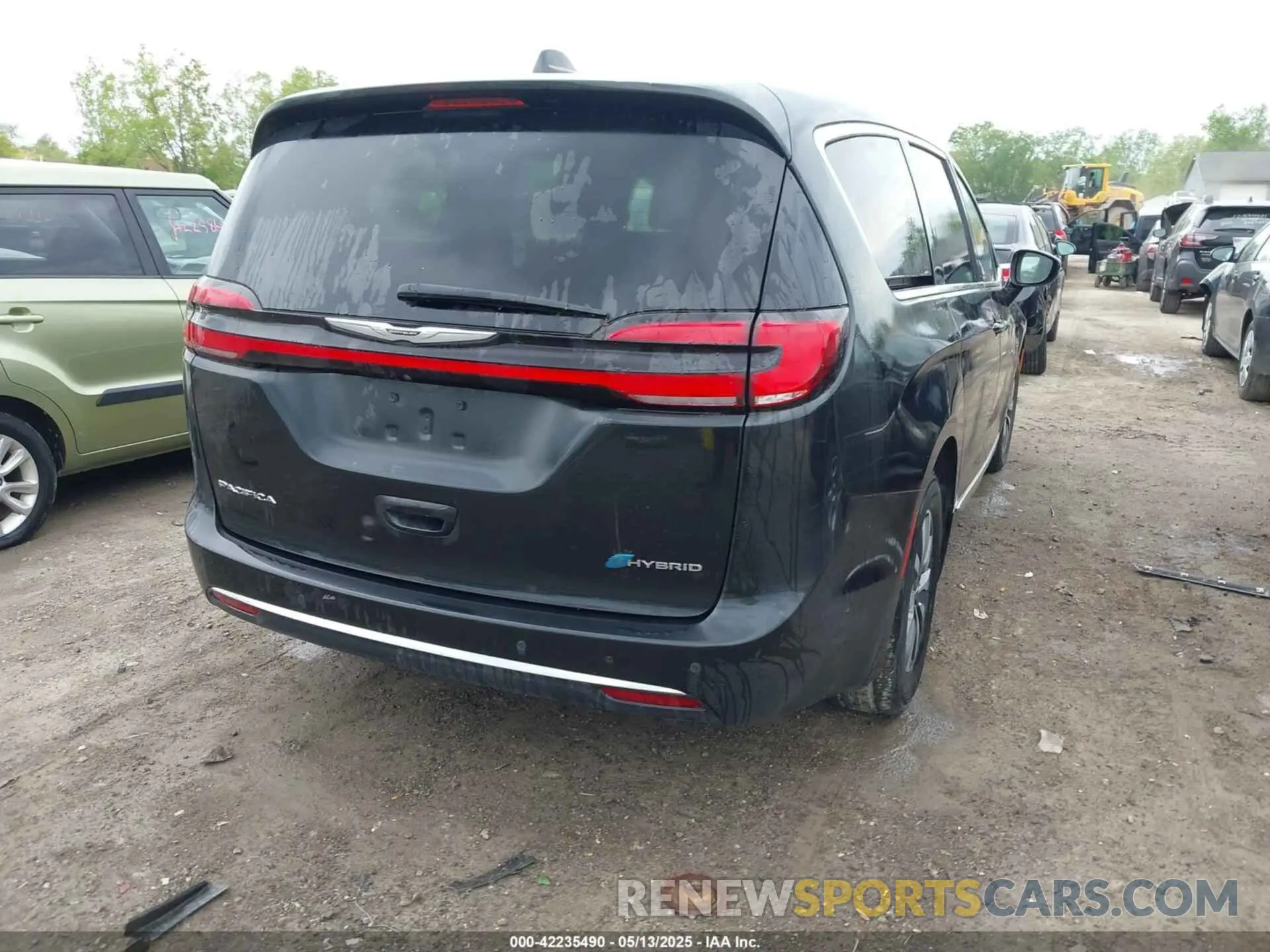 4 Photograph of a damaged car 2C4RC1S7XNR183404 CHRYSLER PACIFICA HYBRID 2022