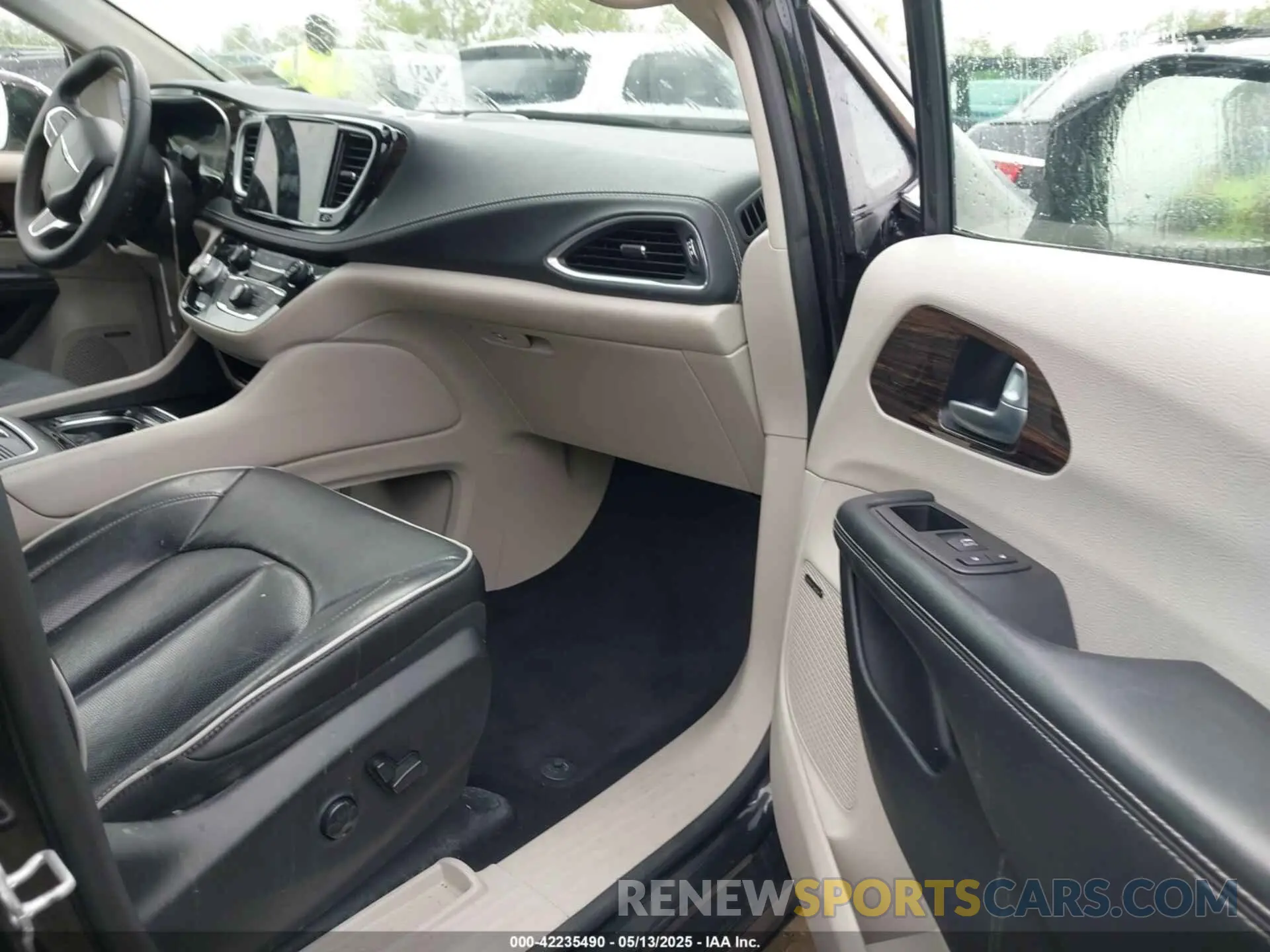 5 Photograph of a damaged car 2C4RC1S7XNR183404 CHRYSLER PACIFICA HYBRID 2022