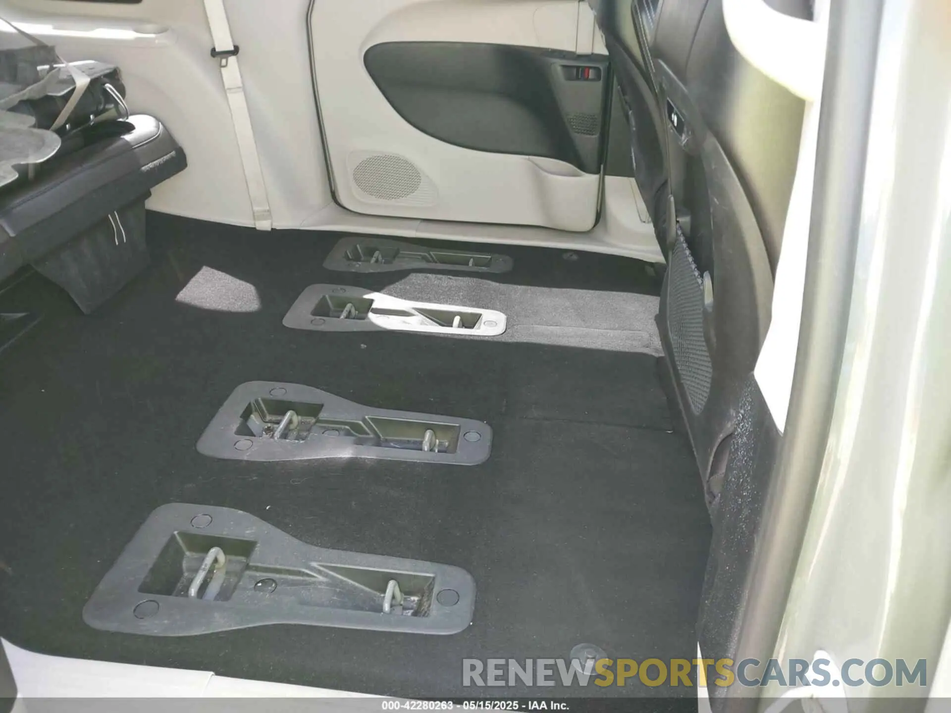 8 Photograph of a damaged car 2C4RC1L73PR522988 CHRYSLER PACIFICA HYBRID 2023
