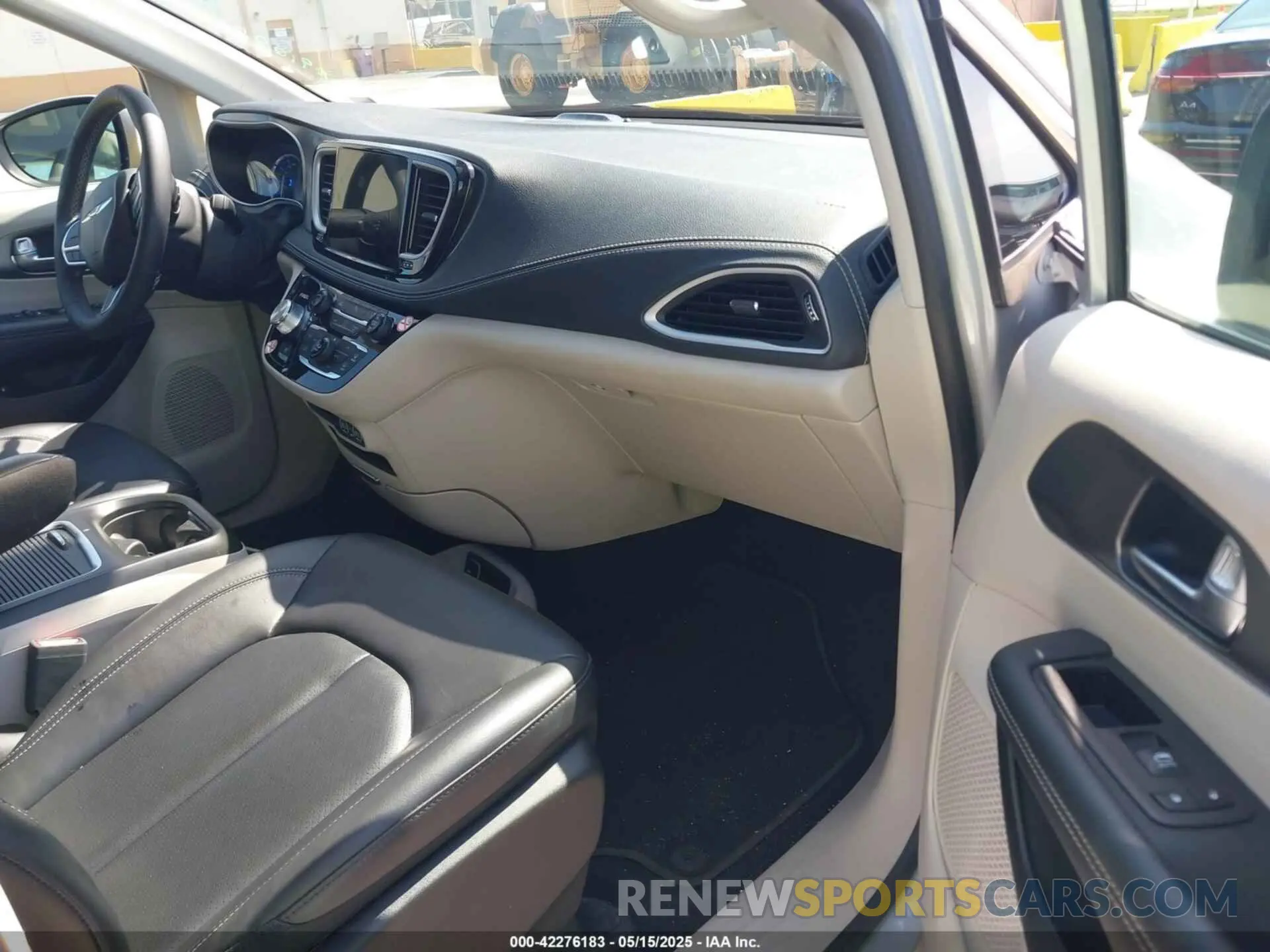 5 Photograph of a damaged car 2C4RC1L73PR599182 CHRYSLER PACIFICA HYBRID 2023