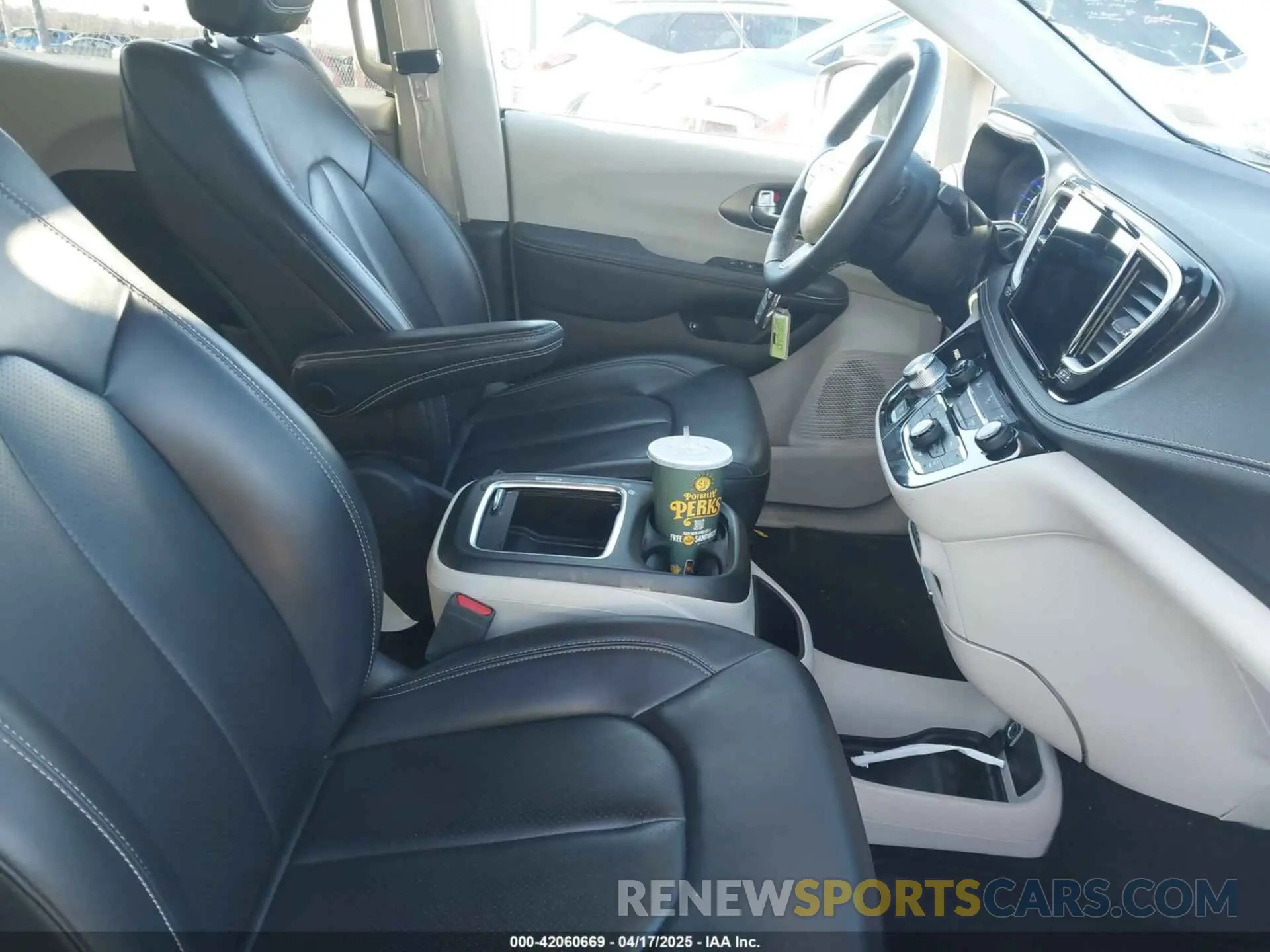 5 Photograph of a damaged car 2C4RC1L74PR562240 CHRYSLER PACIFICA HYBRID 2023