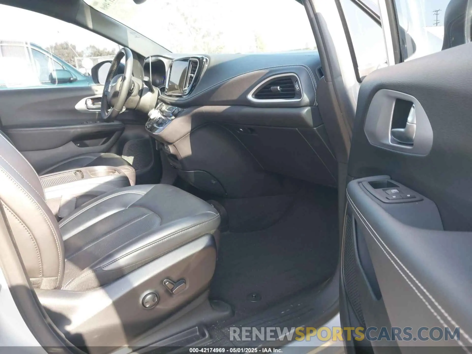 5 Фотография поврежденного автомобиля 2C4RC1L74PR593522 CHRYSLER PACIFICA HYBRID 2023