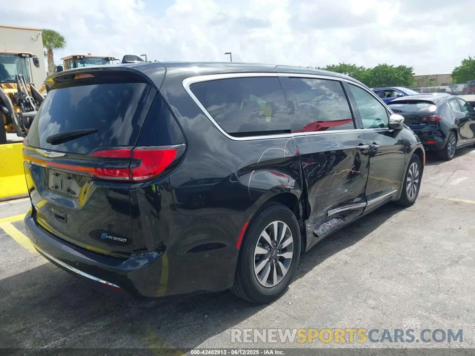 4 Photograph of a damaged car 2C4RC1S73PR541980 CHRYSLER PACIFICA HYBRID 2023