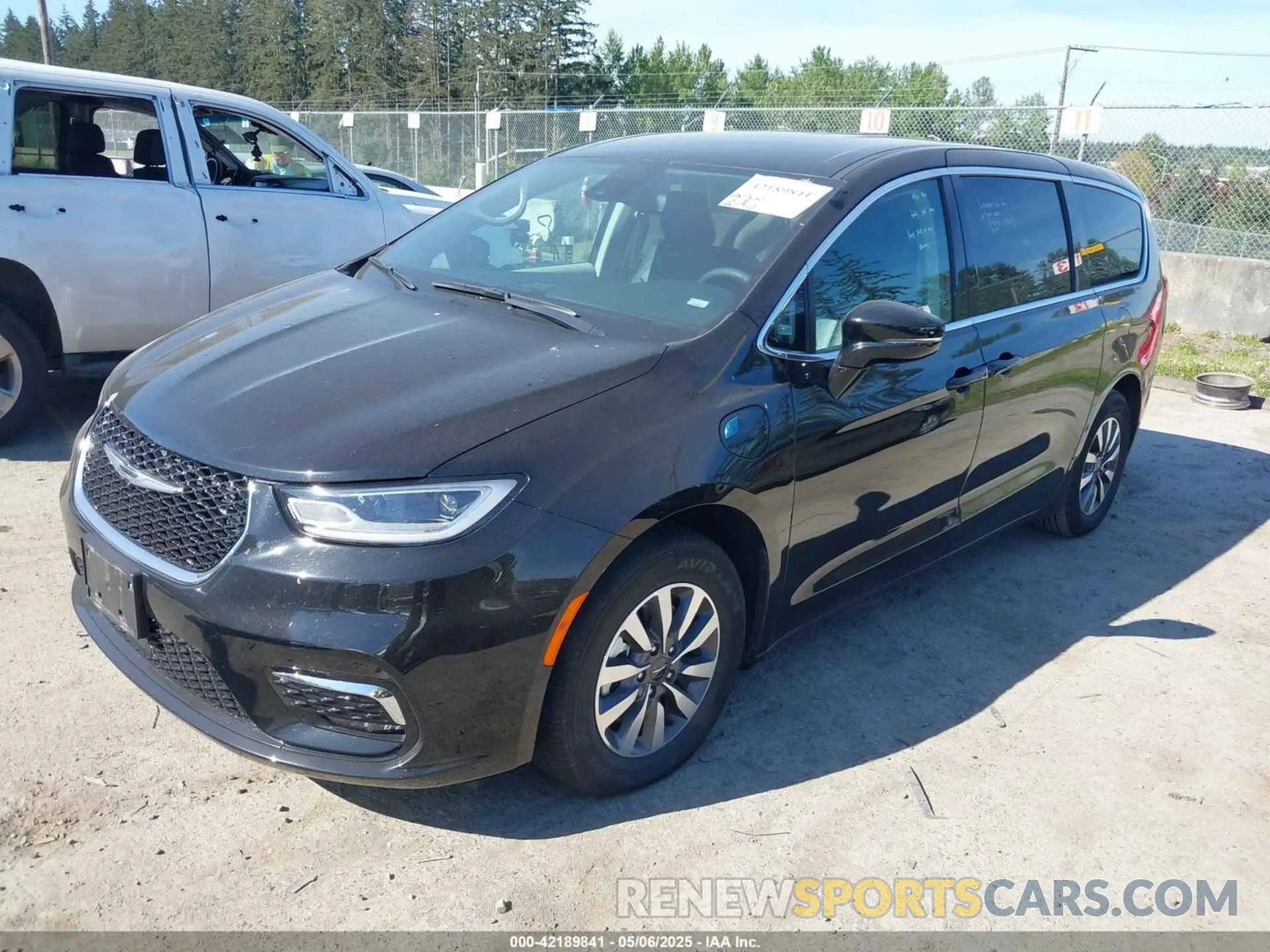 2 Фотография поврежденного автомобиля 2C4RC1S74RR166703 CHRYSLER PACIFICA HYBRID 2024