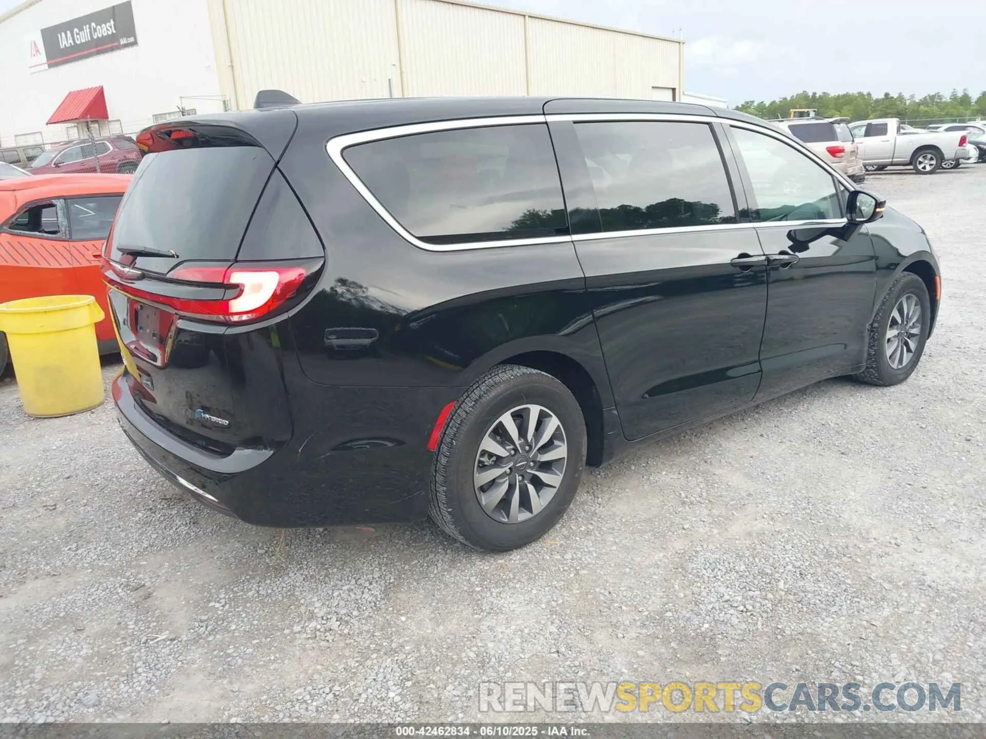 4 Photograph of a damaged car 2C4RC1S74RR169438 CHRYSLER PACIFICA HYBRID 2024