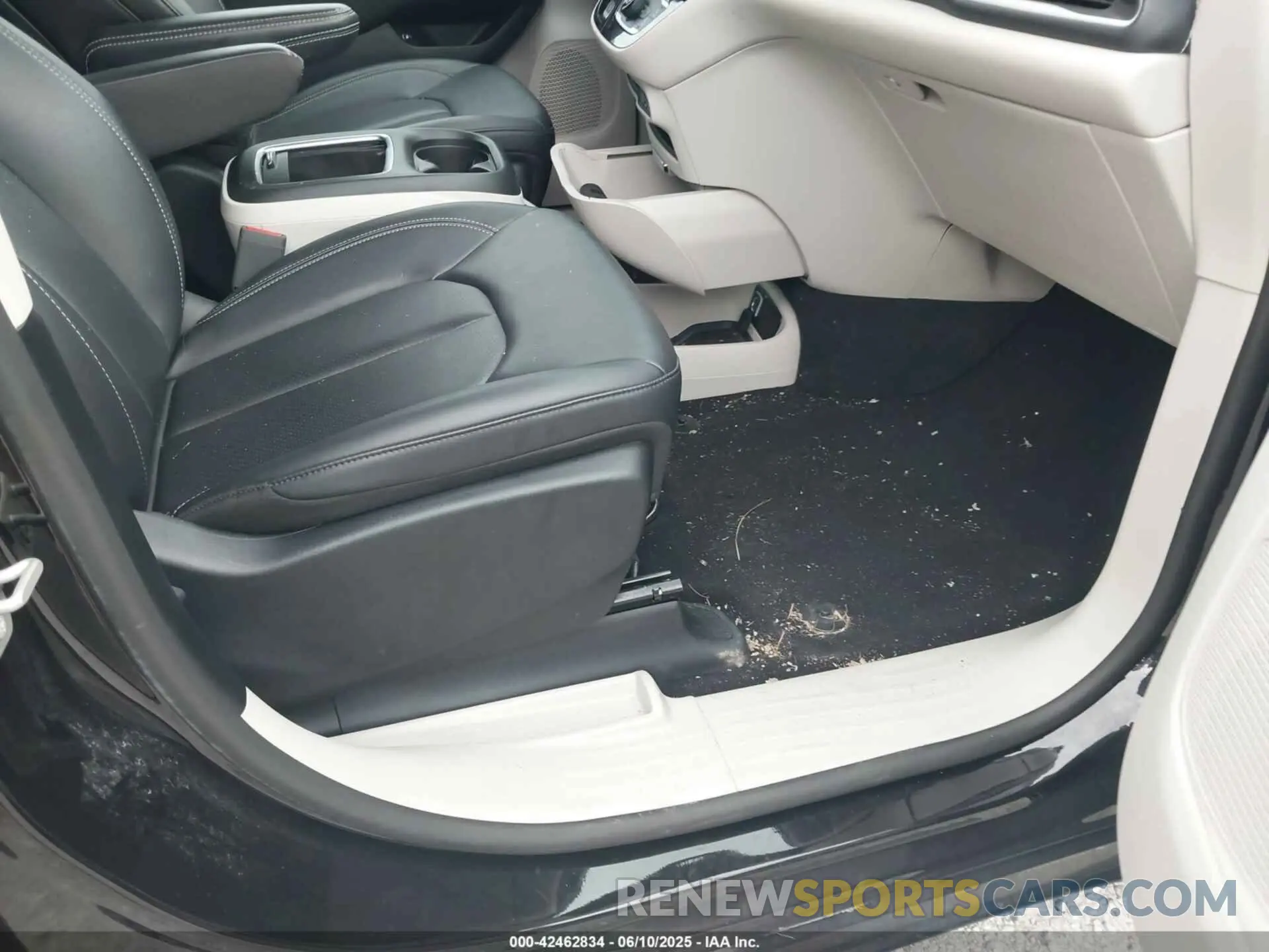 5 Photograph of a damaged car 2C4RC1S74RR169438 CHRYSLER PACIFICA HYBRID 2024